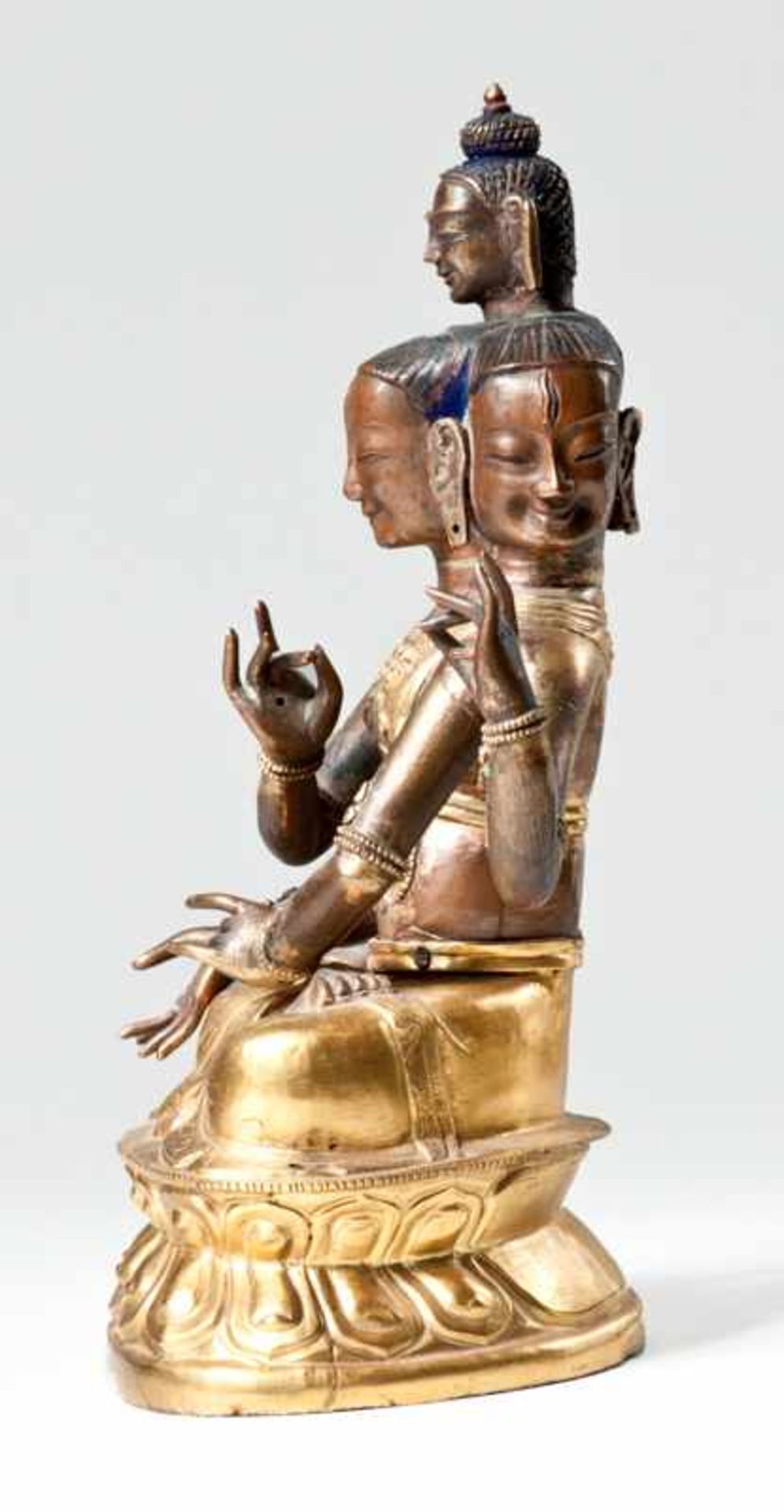 DREIKÖPFIGER BODHISATTVA MIT DEM KOPF DES BUDDHA Feuervergoldete Bronze. Sinomongolisch, 18. Jh. - Image 2 of 8
