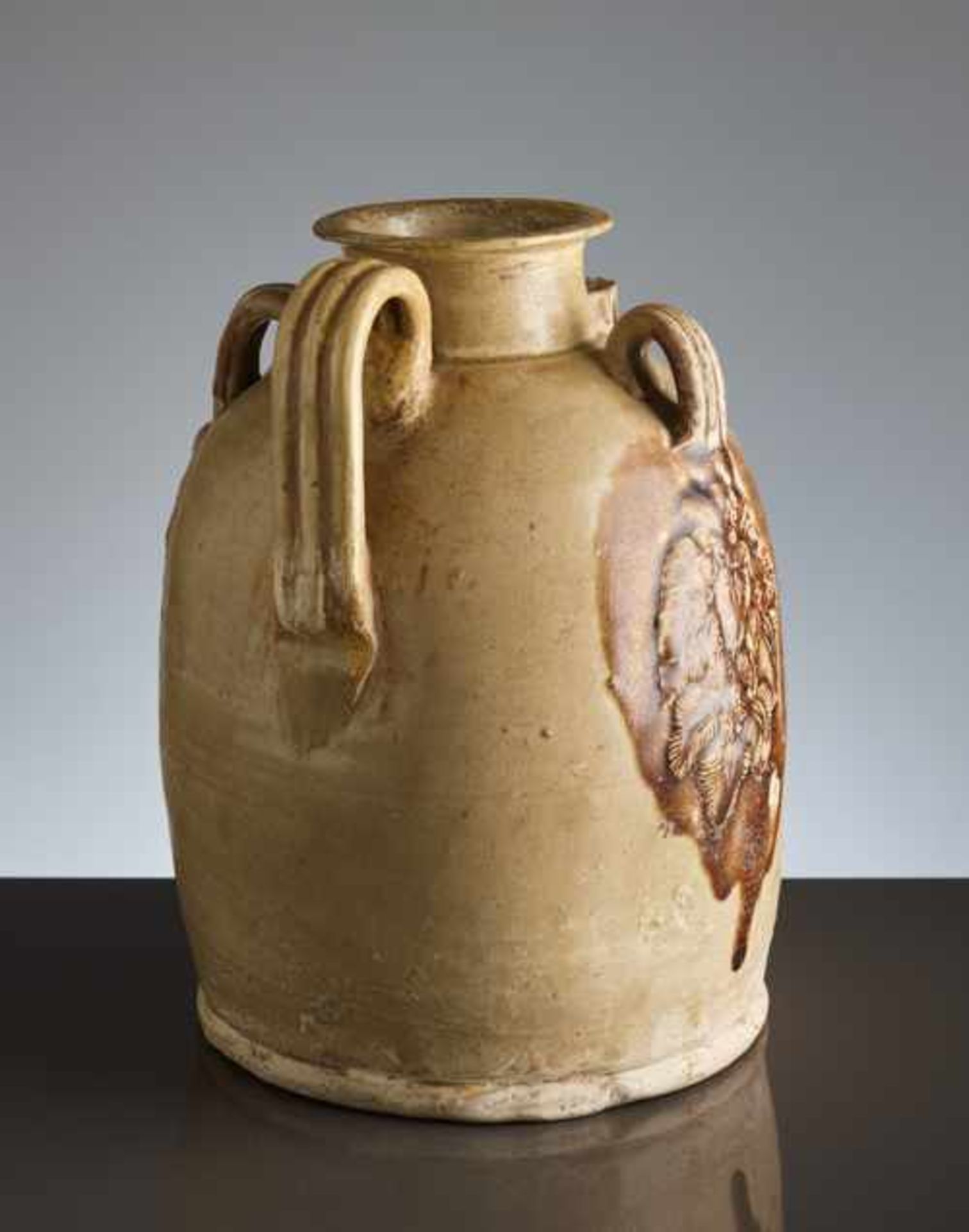 HENKELKANNE MIT RELIEFDEKORGlasierte Keramik. China, Tang, ca. 8. bis 9. Jh.Typische Changsha-Ware - Image 4 of 8
