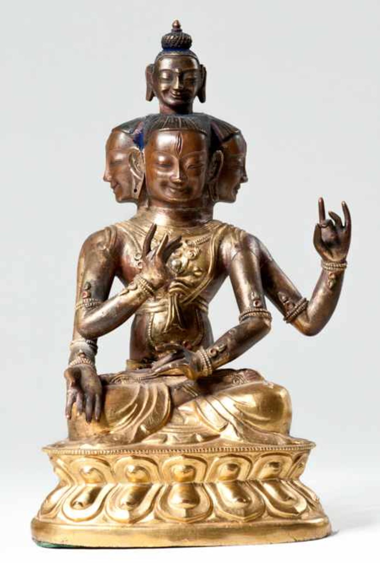 DREIKÖPFIGER BODHISATTVA MIT DEM KOPF DES BUDDHA Feuervergoldete Bronze. Sinomongolisch, 18. Jh.