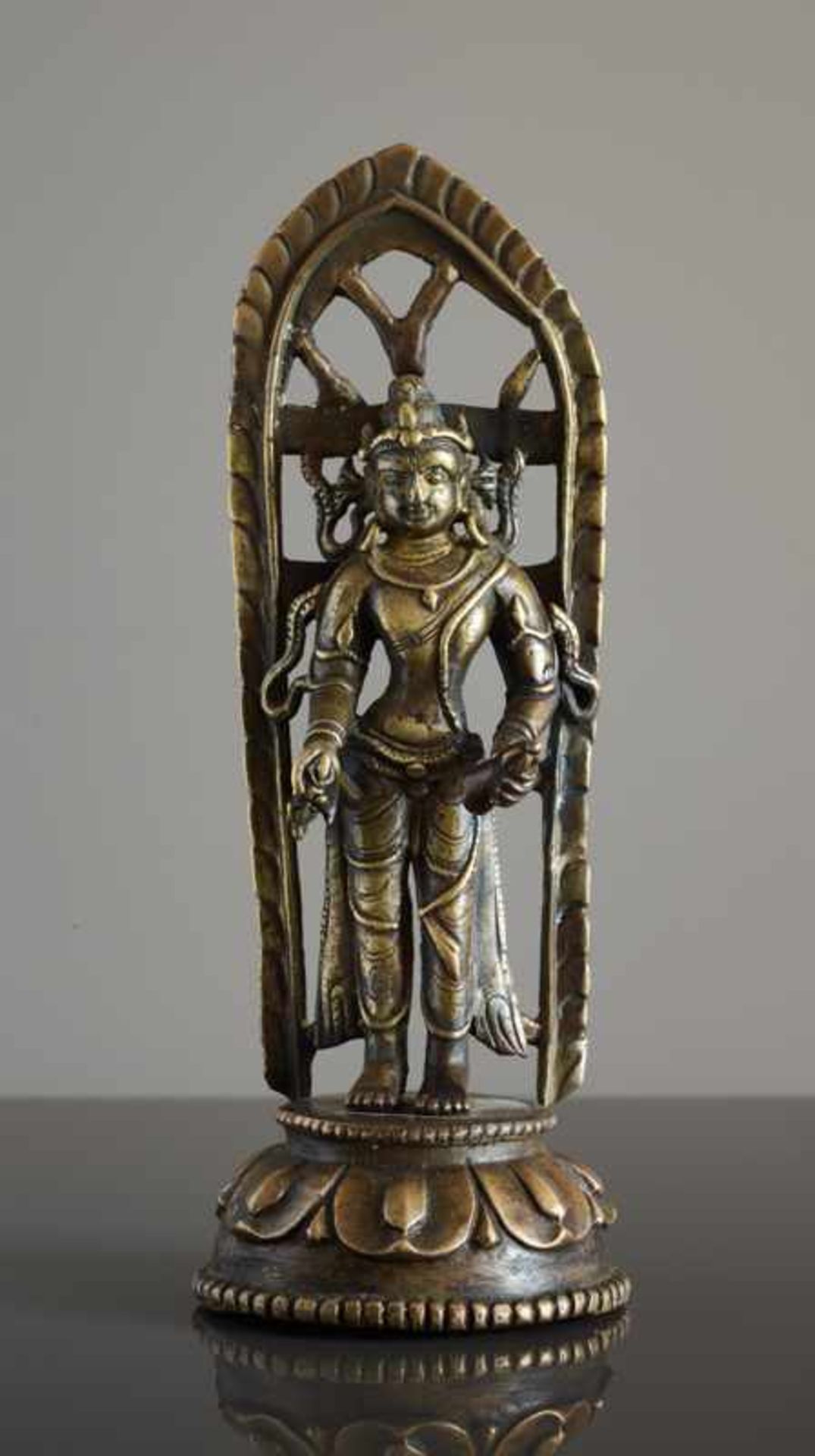 DER URBUDDHA VAJRASATTVA Bronze. Westlicher Himalaya, ca. 12. Jh. In dieser außerordentlich frühen - Image 2 of 7