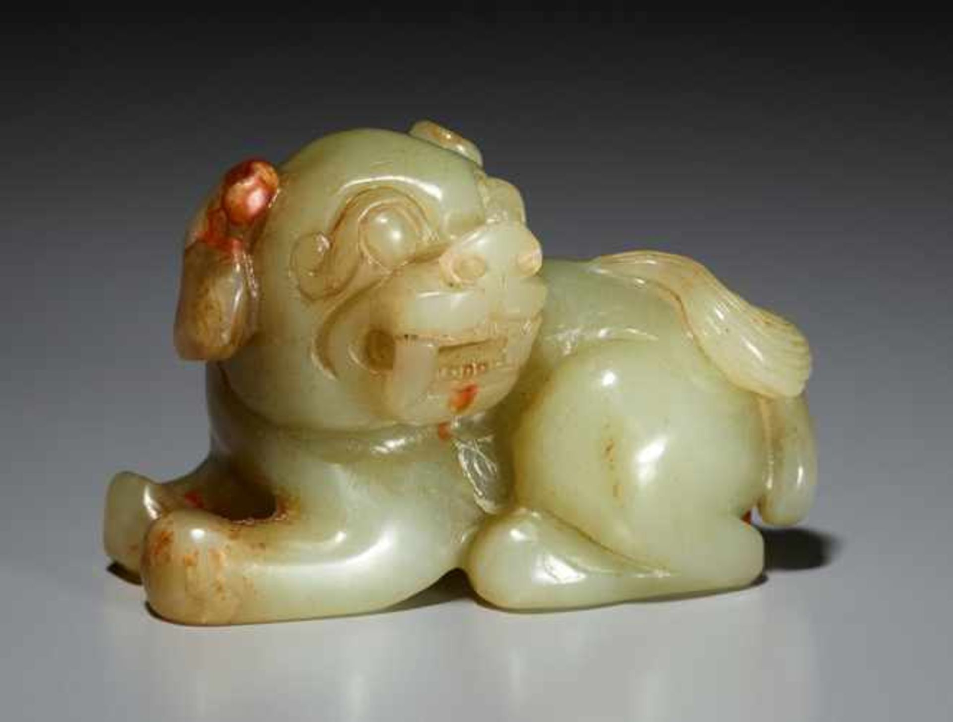 LÖWENHUND SHIZI Jade. China, ca. Qing-Dynastie, 19. / 20. Jh. Gut in sich geschlossen gearbeitete,
