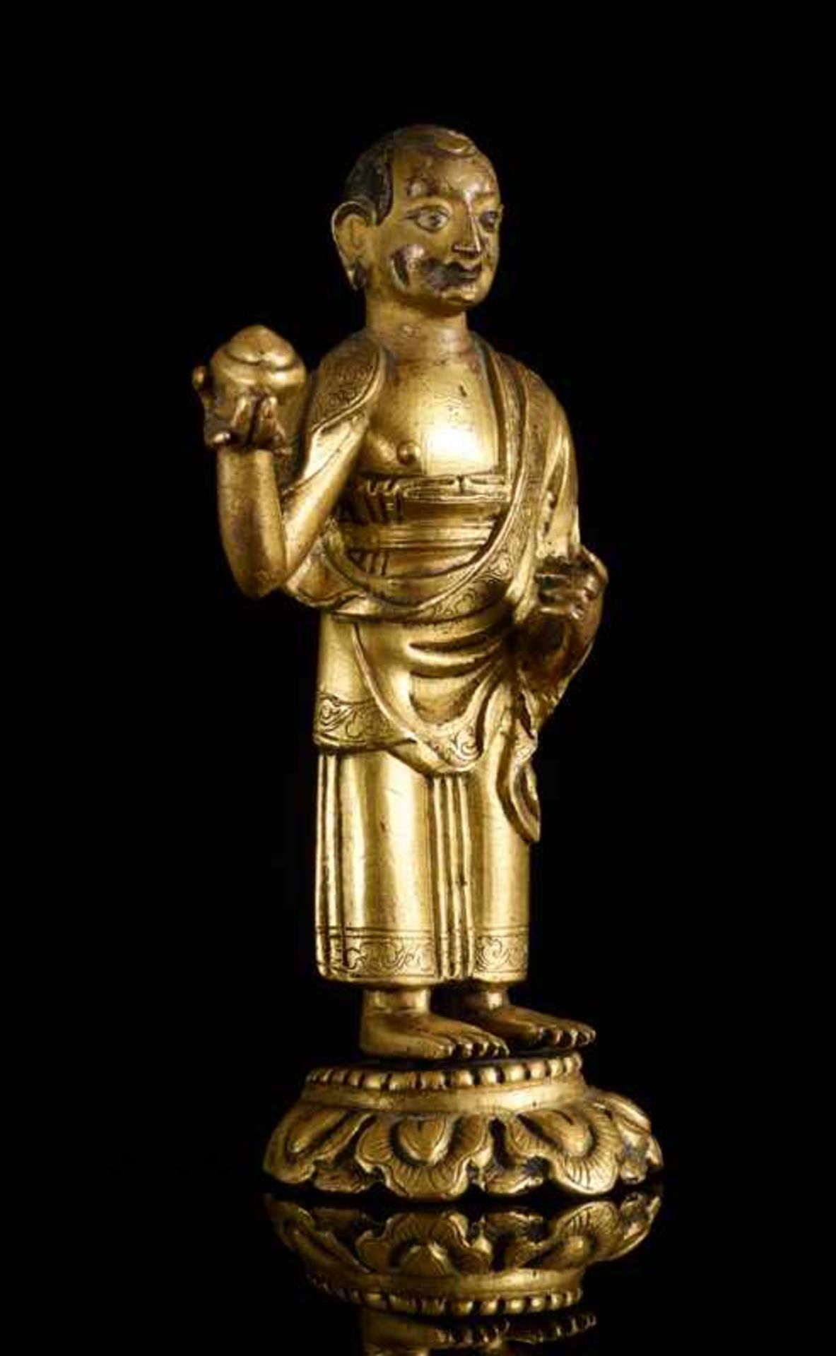 DER BUDDHISTISCHE HEILIGE SHARIPUTRA Bronze mit Feuervergoldung. Tibet, ca. 18. Jh. Eine - Image 3 of 7