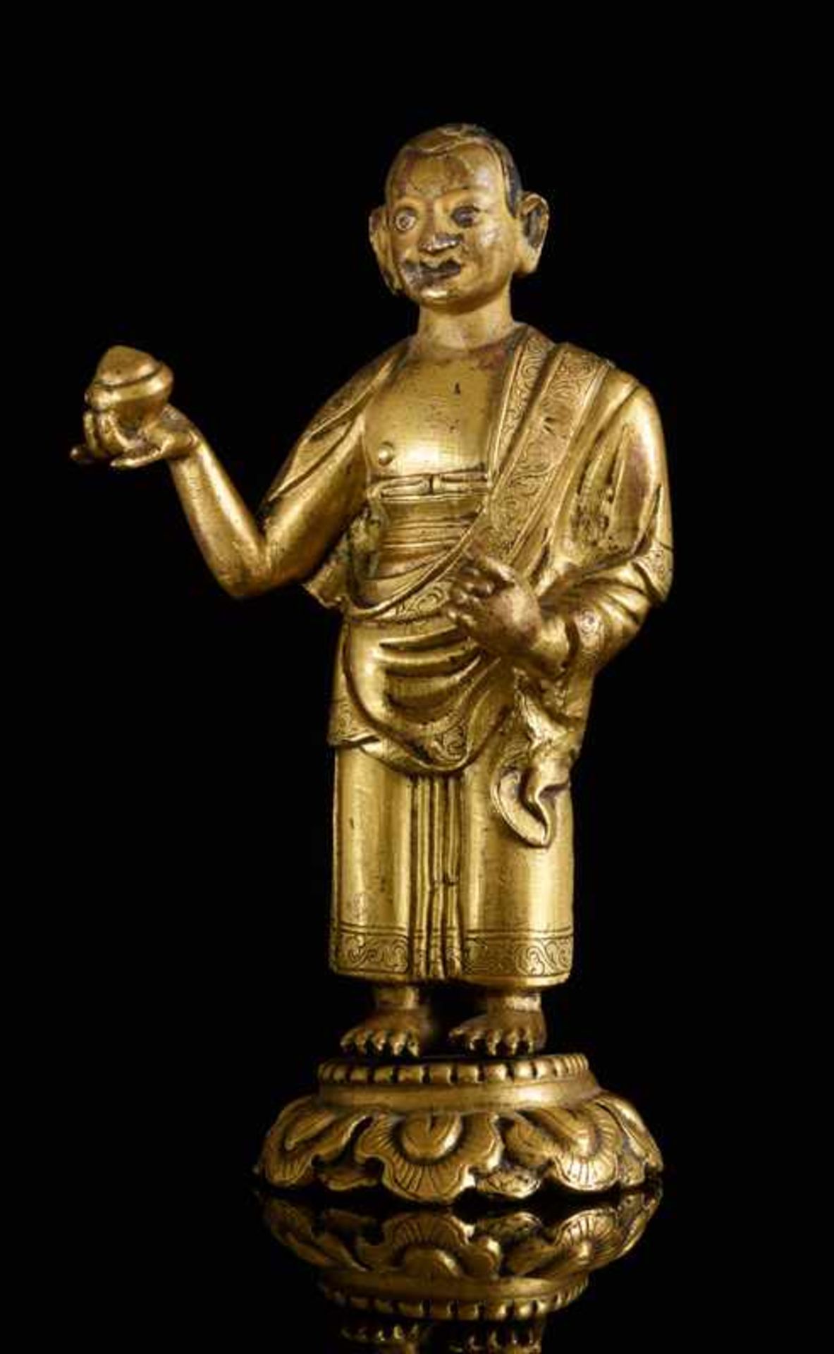 DER BUDDHISTISCHE HEILIGE SHARIPUTRA Bronze mit Feuervergoldung. Tibet, ca. 18. Jh. Eine - Image 2 of 7