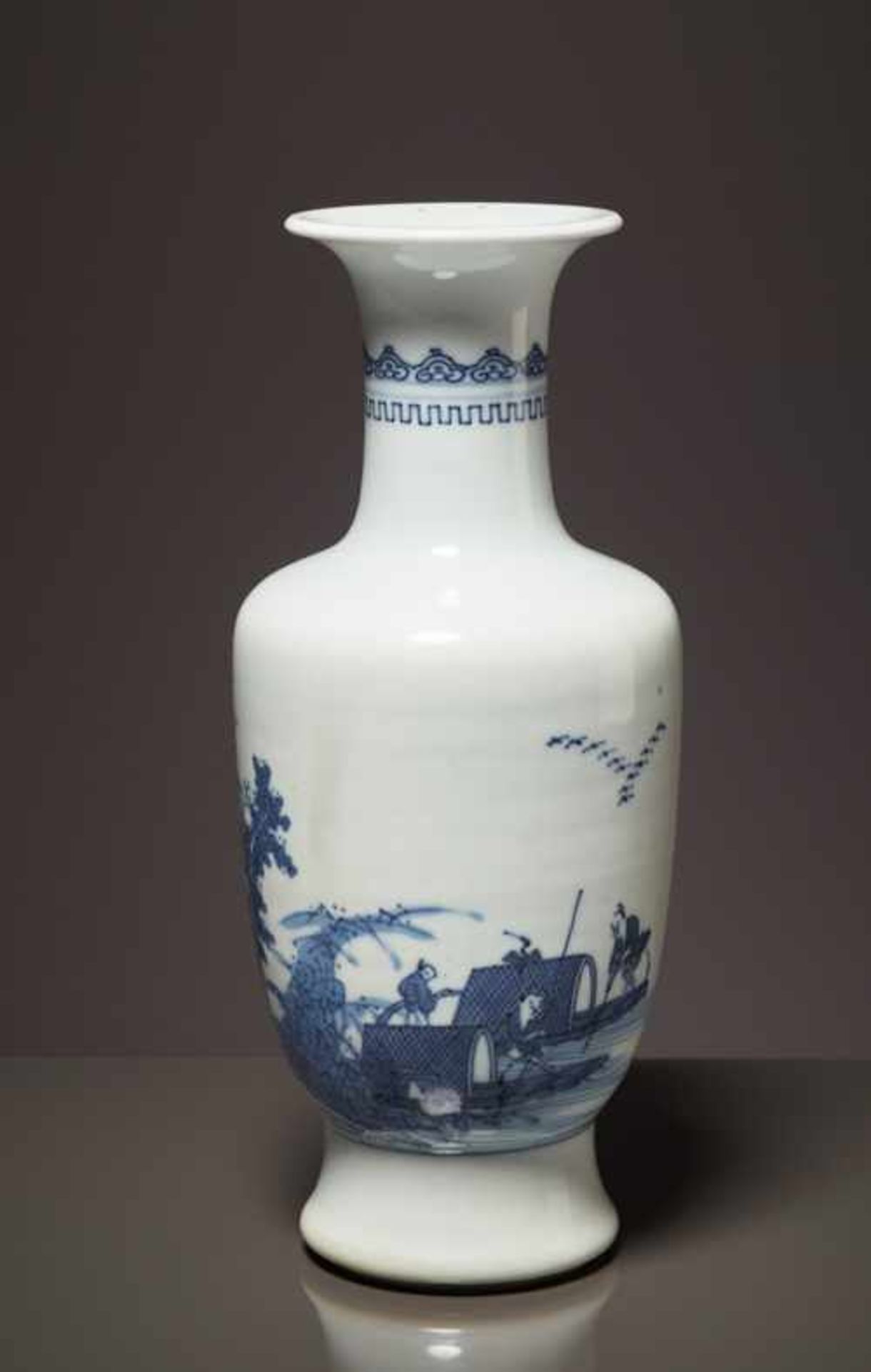 VASE MIT FISCHERKÄHNEN Blauweiß-Porzellan. China, späte Qing bis Republik, vermutlich 19. bis 1. - Image 2 of 8