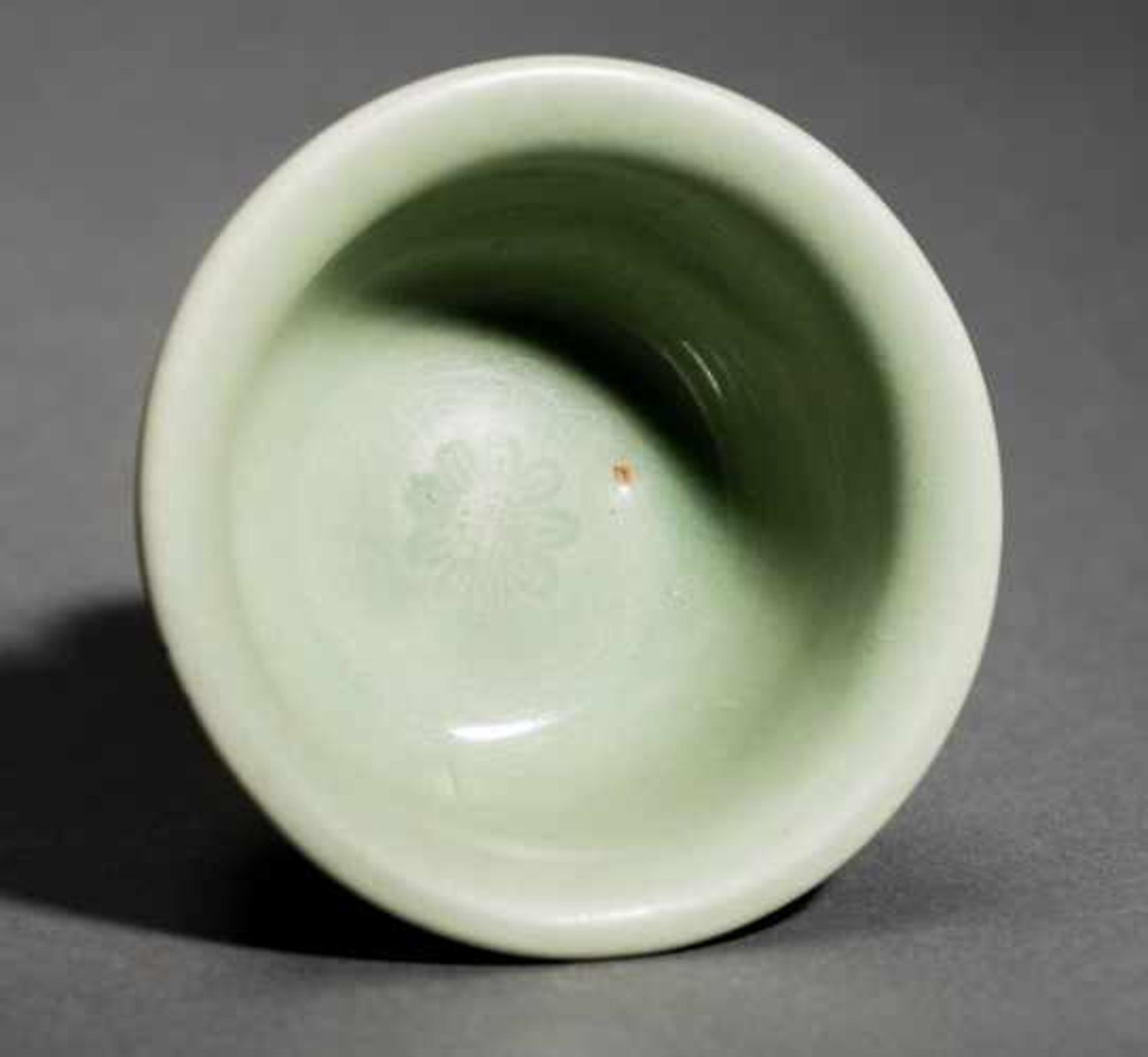FUSSBECHER Glasierte Keramik. China, Yuan bis Ming-Dynastie (1368 – 1644) Dieser attraktive und - Image 2 of 5