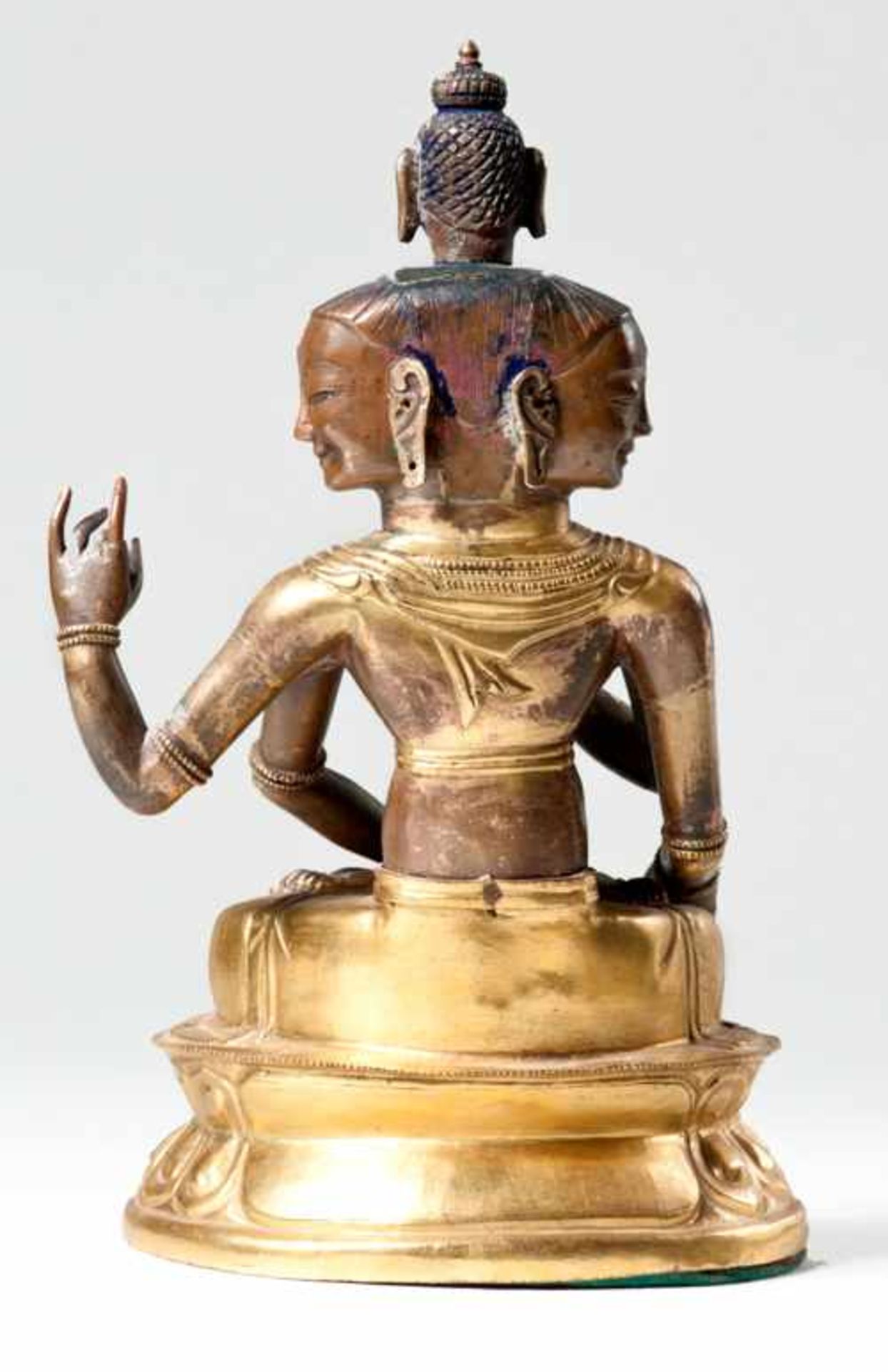 DREIKÖPFIGER BODHISATTVA MIT DEM KOPF DES BUDDHA Feuervergoldete Bronze. Sinomongolisch, 18. Jh. - Image 3 of 8