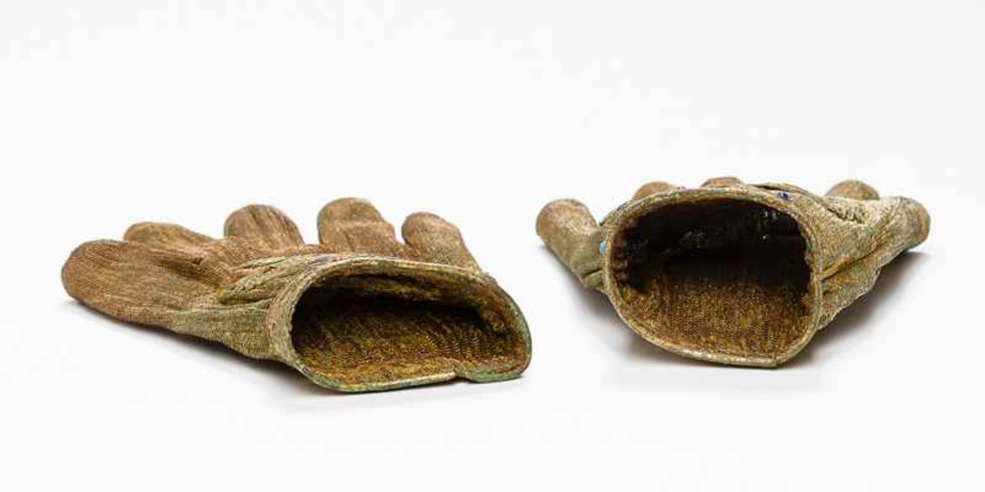 SELTENE HANDSCHUHE MIT PHÖNIX-DARSTELLUNG Silber (und Kupfer?), vergoldet, Einlagen. China, - Image 4 of 5