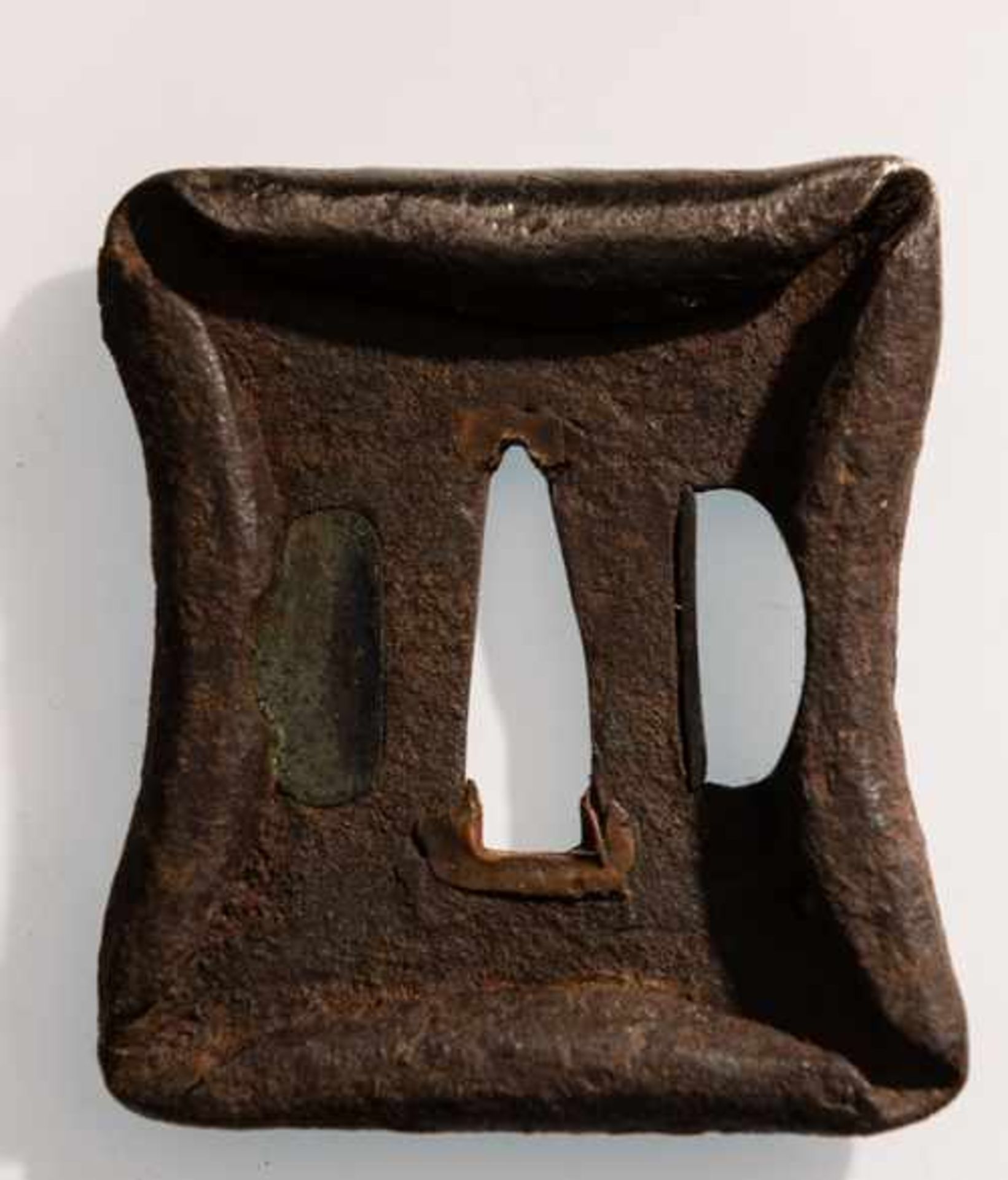 TSUBA EINES SCHERTSCHMIEDES Eisen. Japan, 17. bis 18. Jh. (oder früher) Quadratische Form mit nach - Image 2 of 2