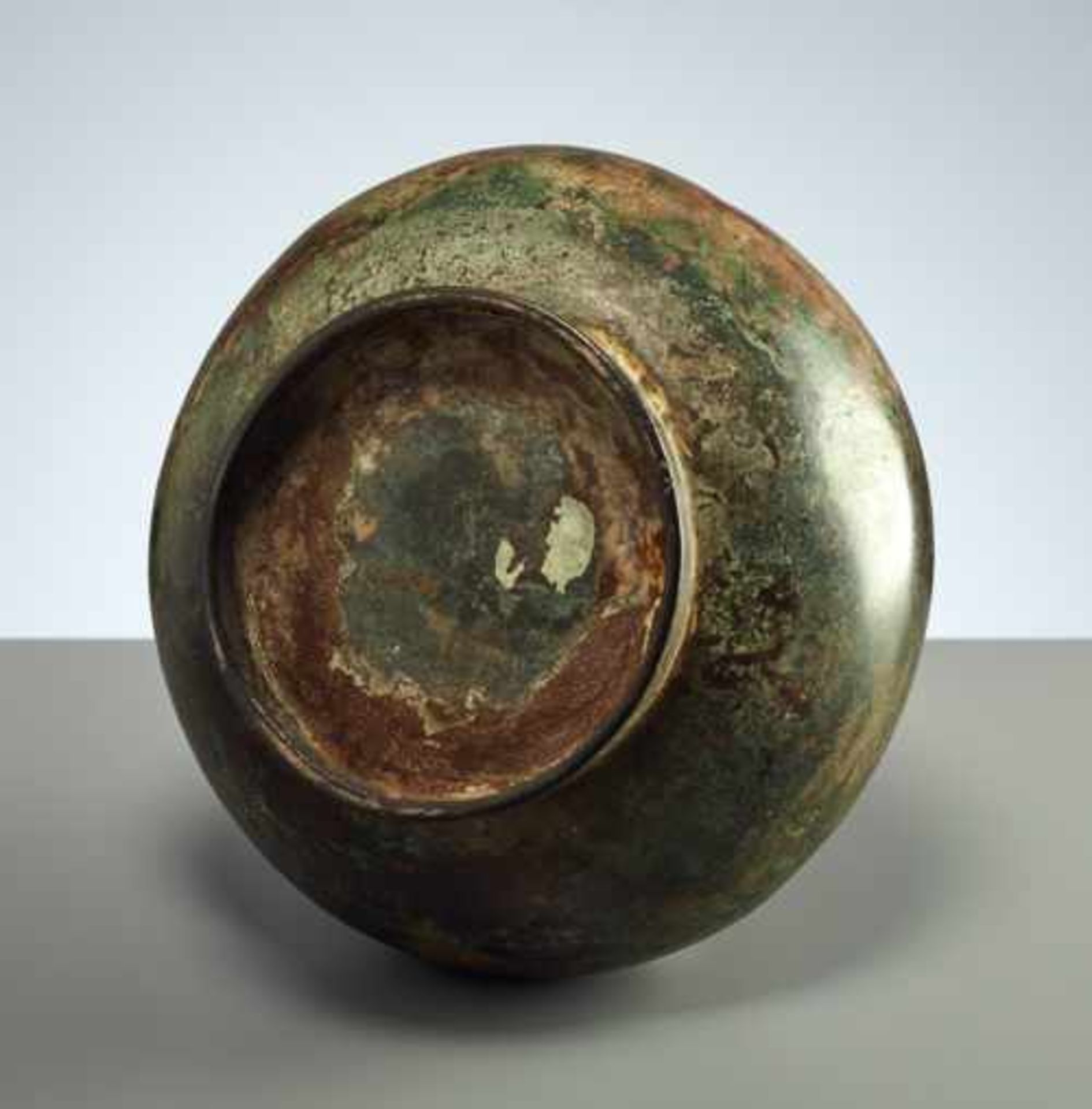 BRONZEVASE Bronze. China, Han-Dynastie (206 vor - 220 nach) Eine ausgesprochen formschön gebildete - Image 5 of 7
