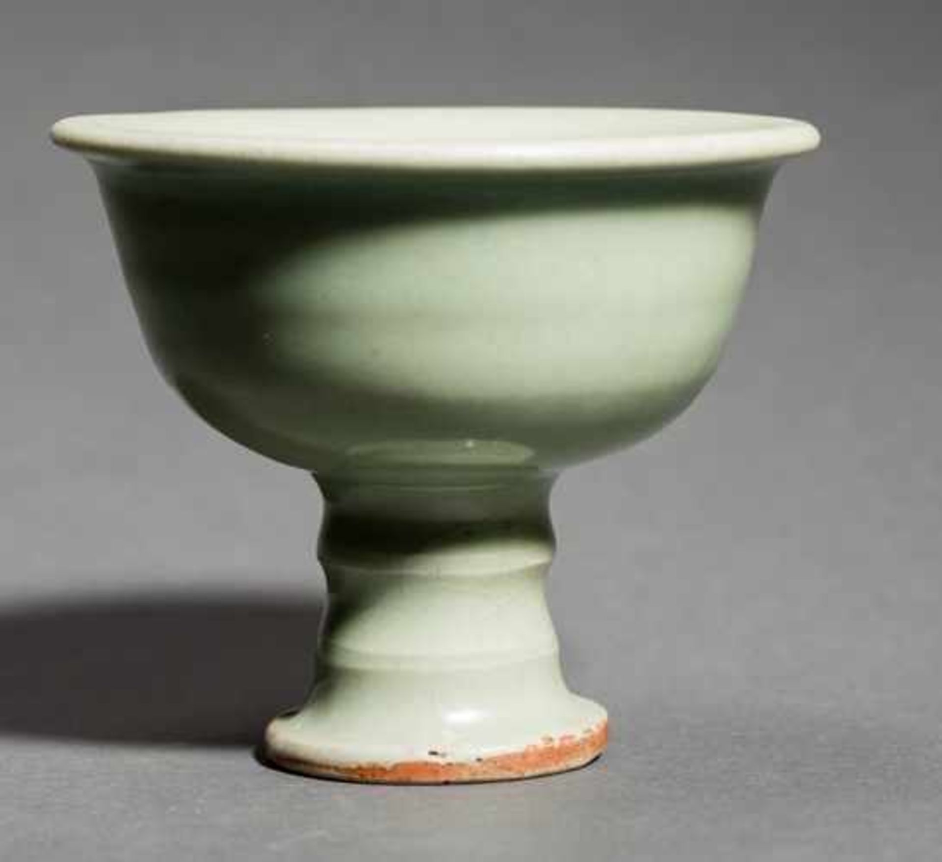 FUSSBECHER Glasierte Keramik. China, Yuan bis Ming-Dynastie (1368 – 1644) Dieser attraktive und