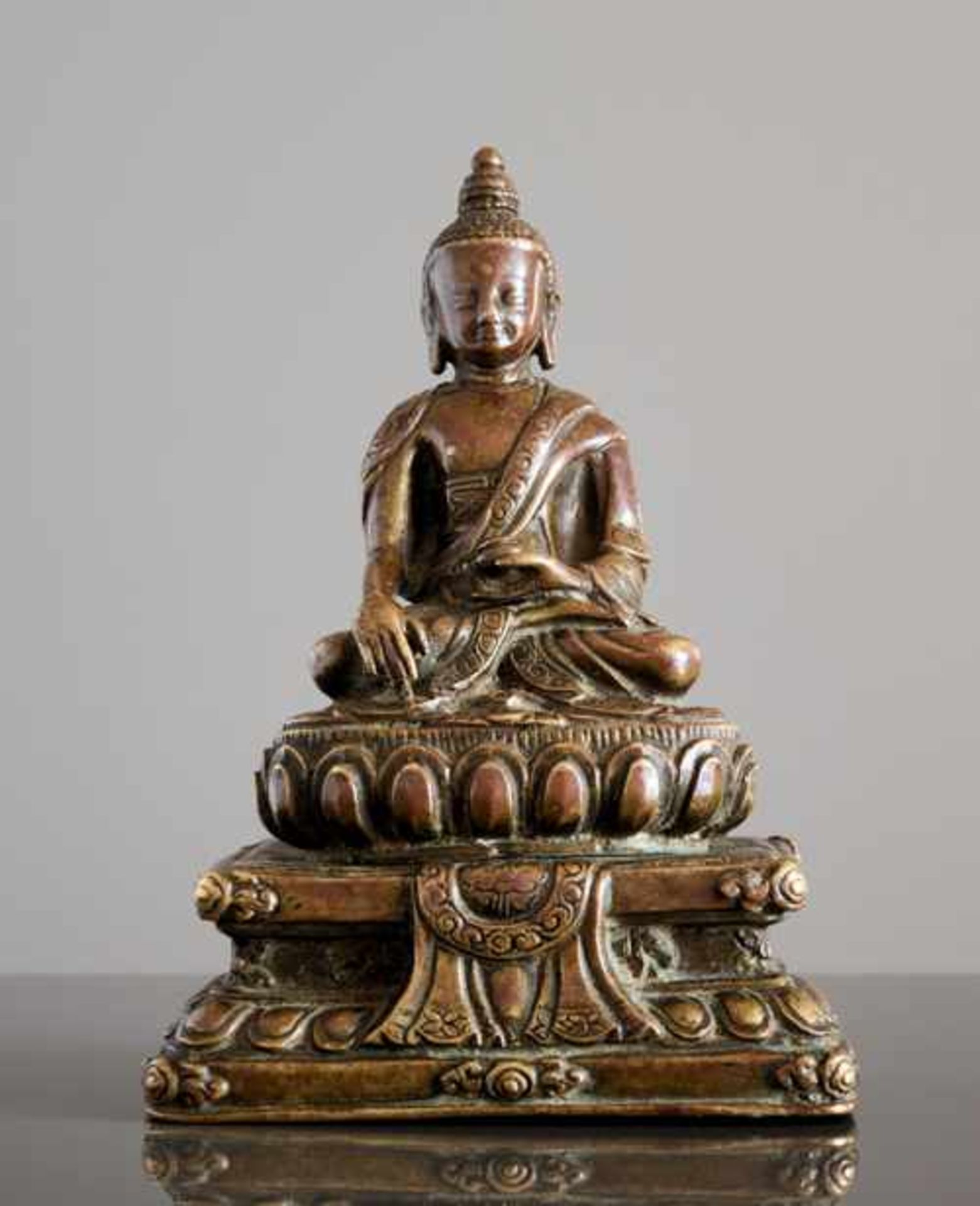 AUF THRON SITZENDER BUDDHA AKSHOBHYA Bronze. Tibet, ca. 16. Jh. Eine sehr fein gearbeitete - Image 2 of 6