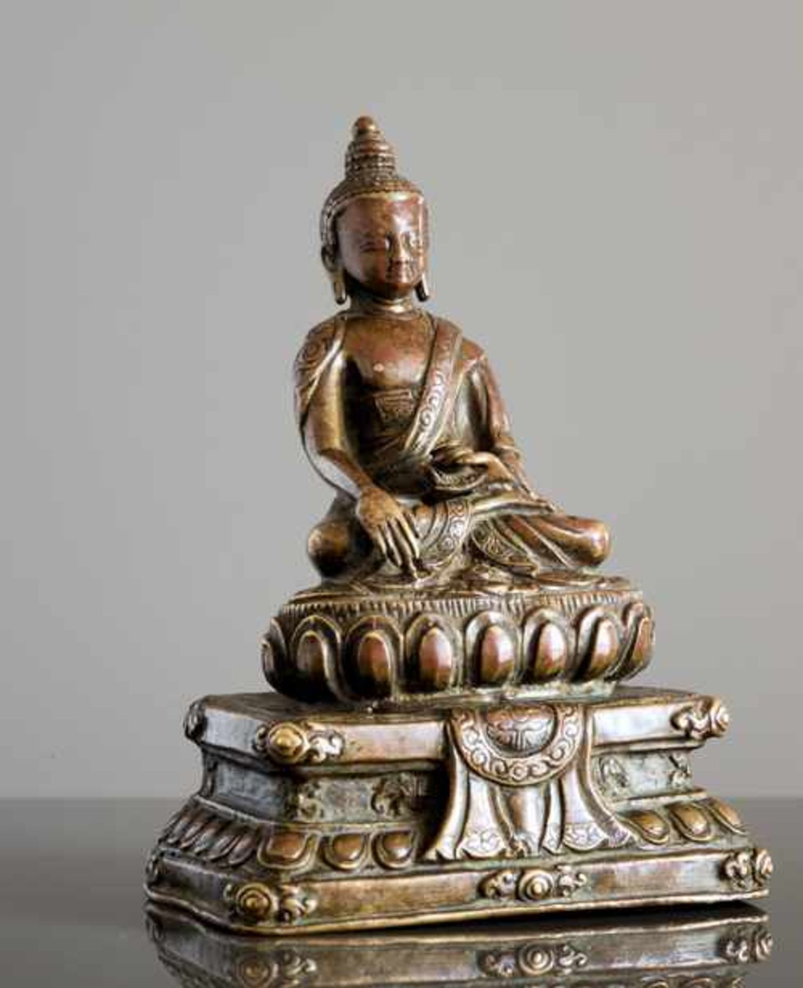 AUF THRON SITZENDER BUDDHA AKSHOBHYA Bronze. Tibet, ca. 16. Jh. Eine sehr fein gearbeitete - Image 3 of 6