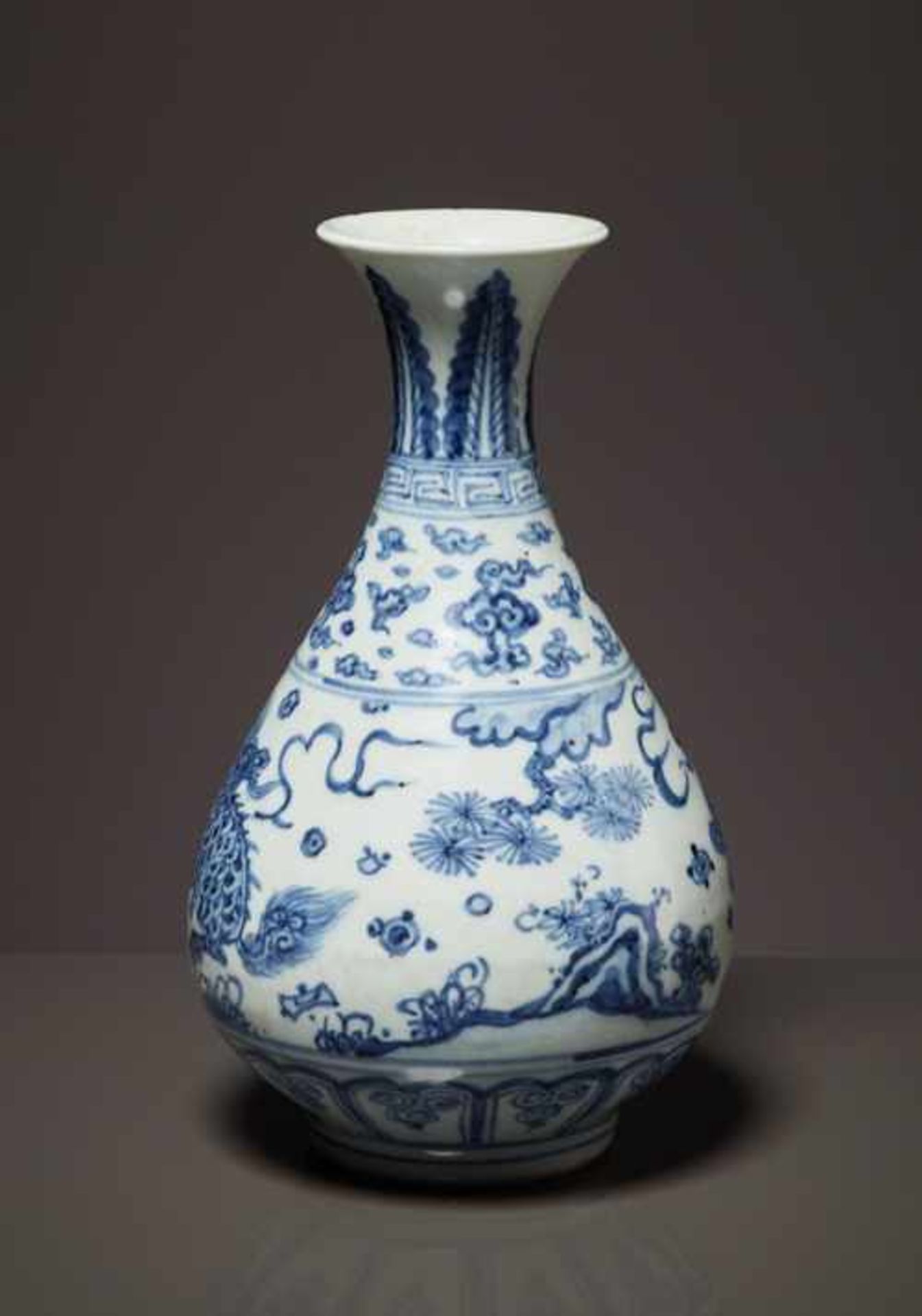 VASE MIT QILIN Blauweiß-Porzellan. China, Qing-Dynastie, ca. 19.Jh. – Anfang 20. Jh. Kleine - Image 2 of 7