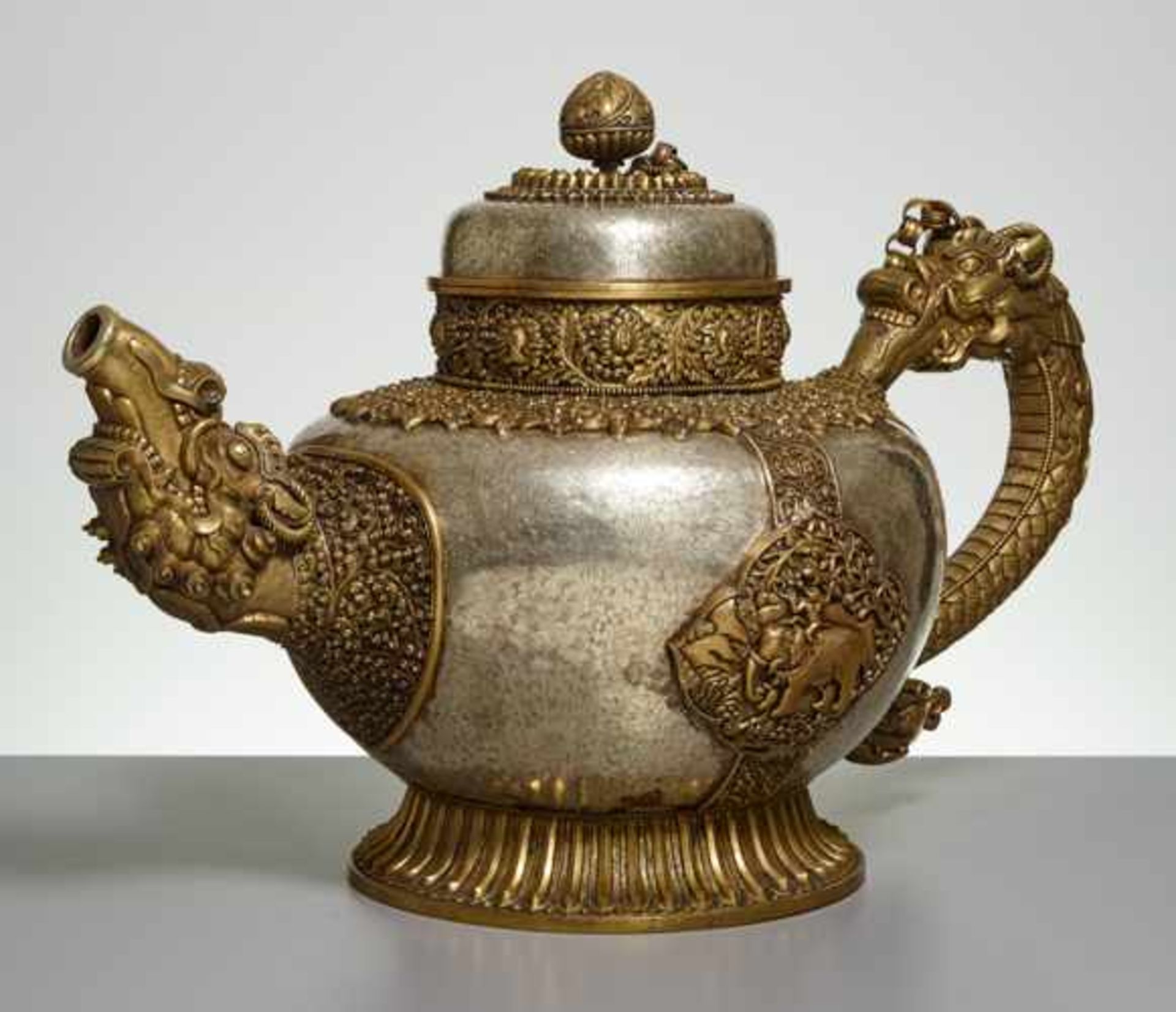 GROSSES, PRÄCHTIG AUSGEFÜHRTES KULTGEFÄSSSilber und Gelbbronze. Tibet, 19. Jh.Ein museales, imposant