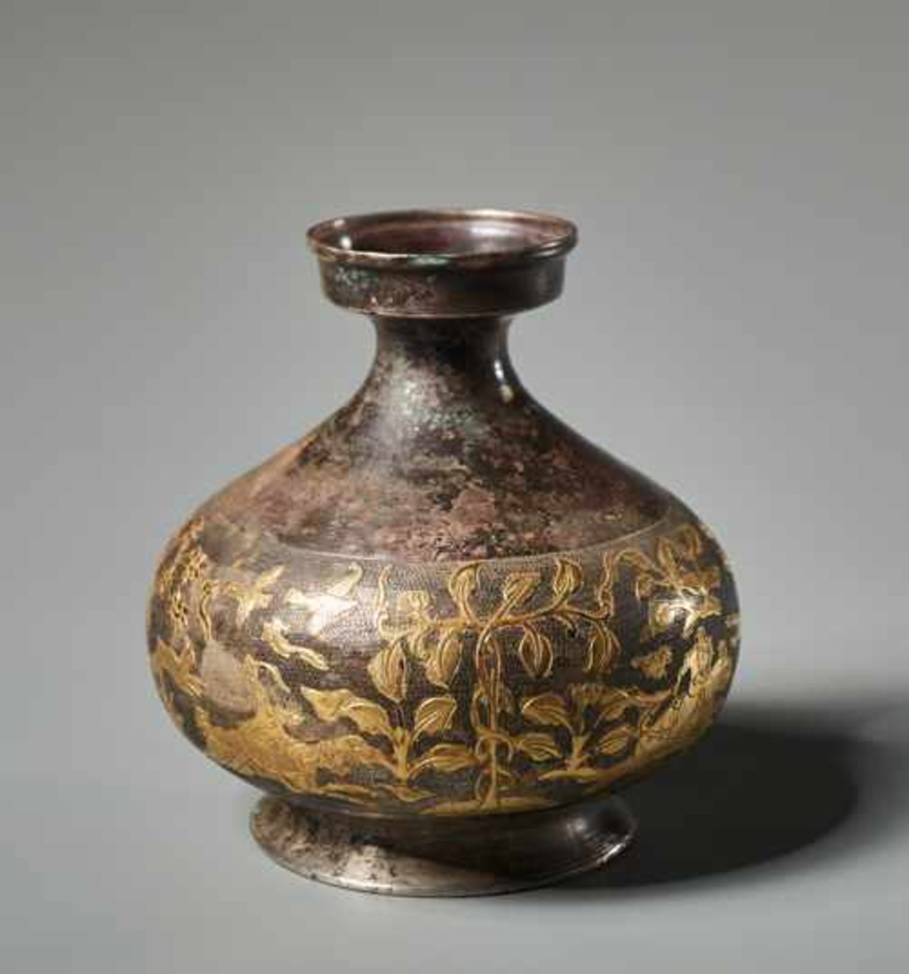 KLEINE VASE MIT JAGDSZENE Silber und Vergoldung. China, vermutlich Tang (618 - 907) Eine aparte - Image 3 of 6