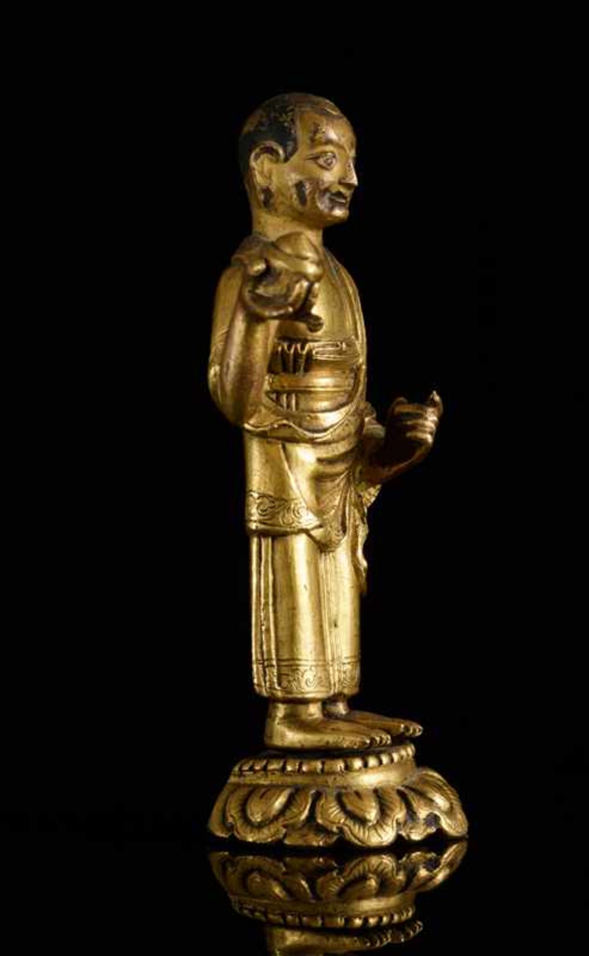 DER BUDDHISTISCHE HEILIGE SHARIPUTRA Bronze mit Feuervergoldung. Tibet, ca. 18. Jh. Eine - Image 4 of 7