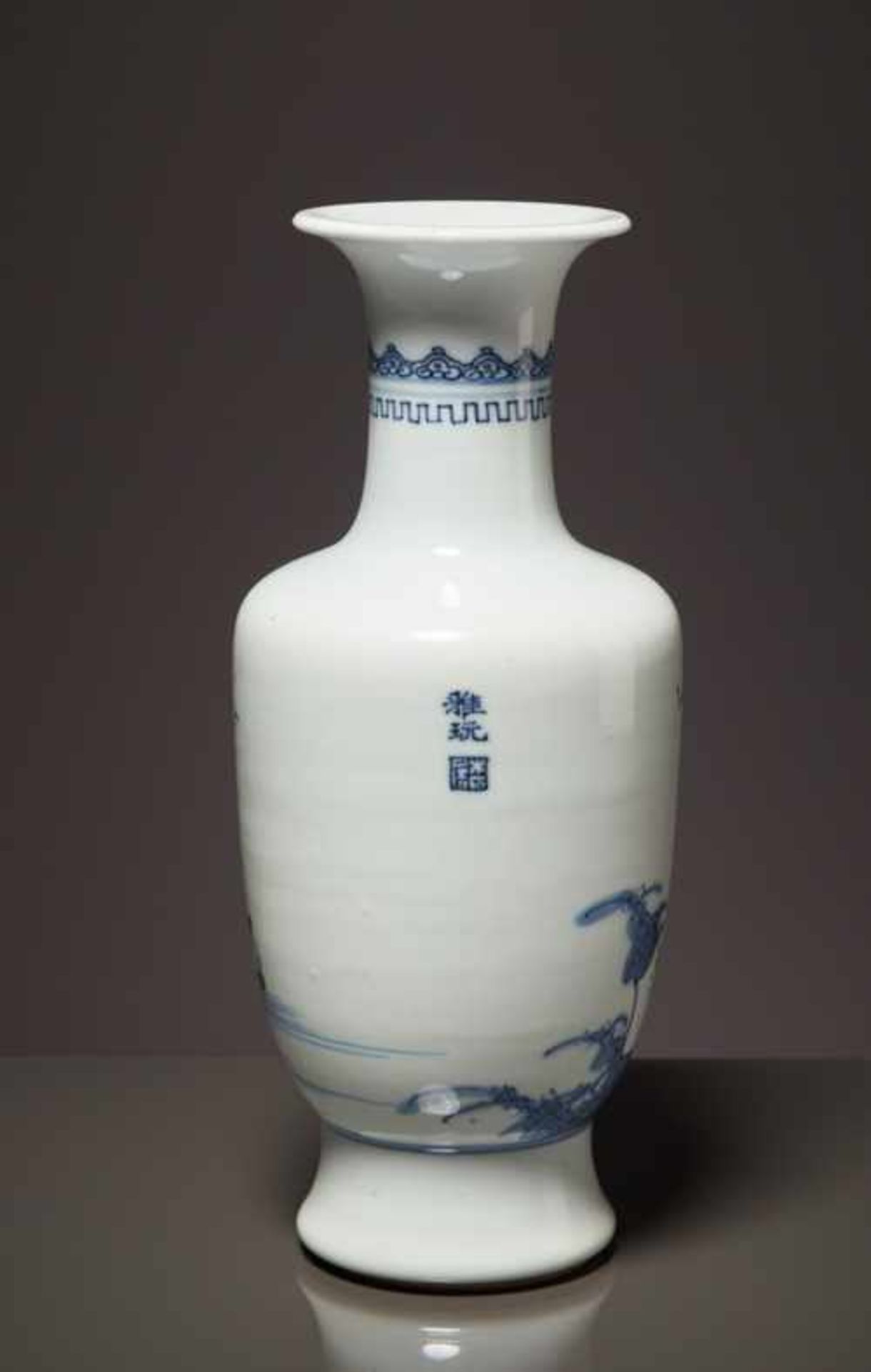 VASE MIT FISCHERKÄHNEN Blauweiß-Porzellan. China, späte Qing bis Republik, vermutlich 19. bis 1. - Image 4 of 8