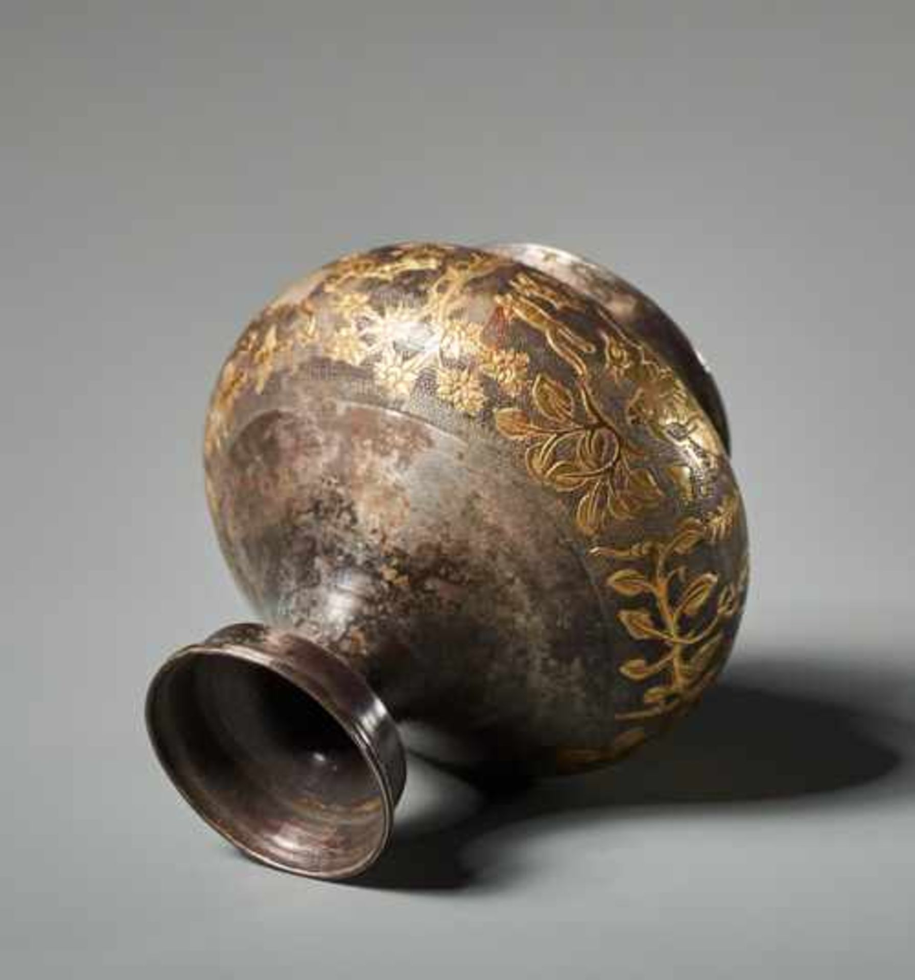 KLEINE VASE MIT JAGDSZENE Silber und Vergoldung. China, vermutlich Tang (618 - 907) Eine aparte - Image 5 of 6