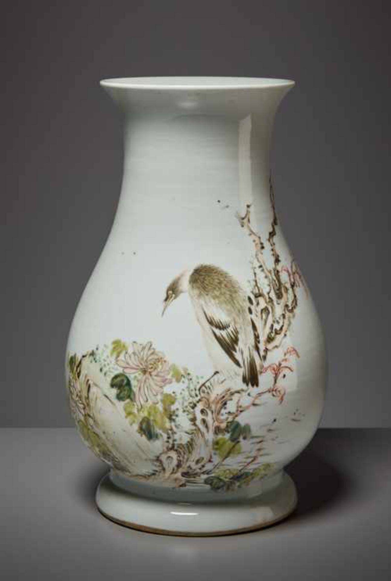 VASE MIT RAUBVOGEL Porzellan. China, Qing, Guangxu bis Republik, ca. 19.Jh. – Anfang 20. Jh.