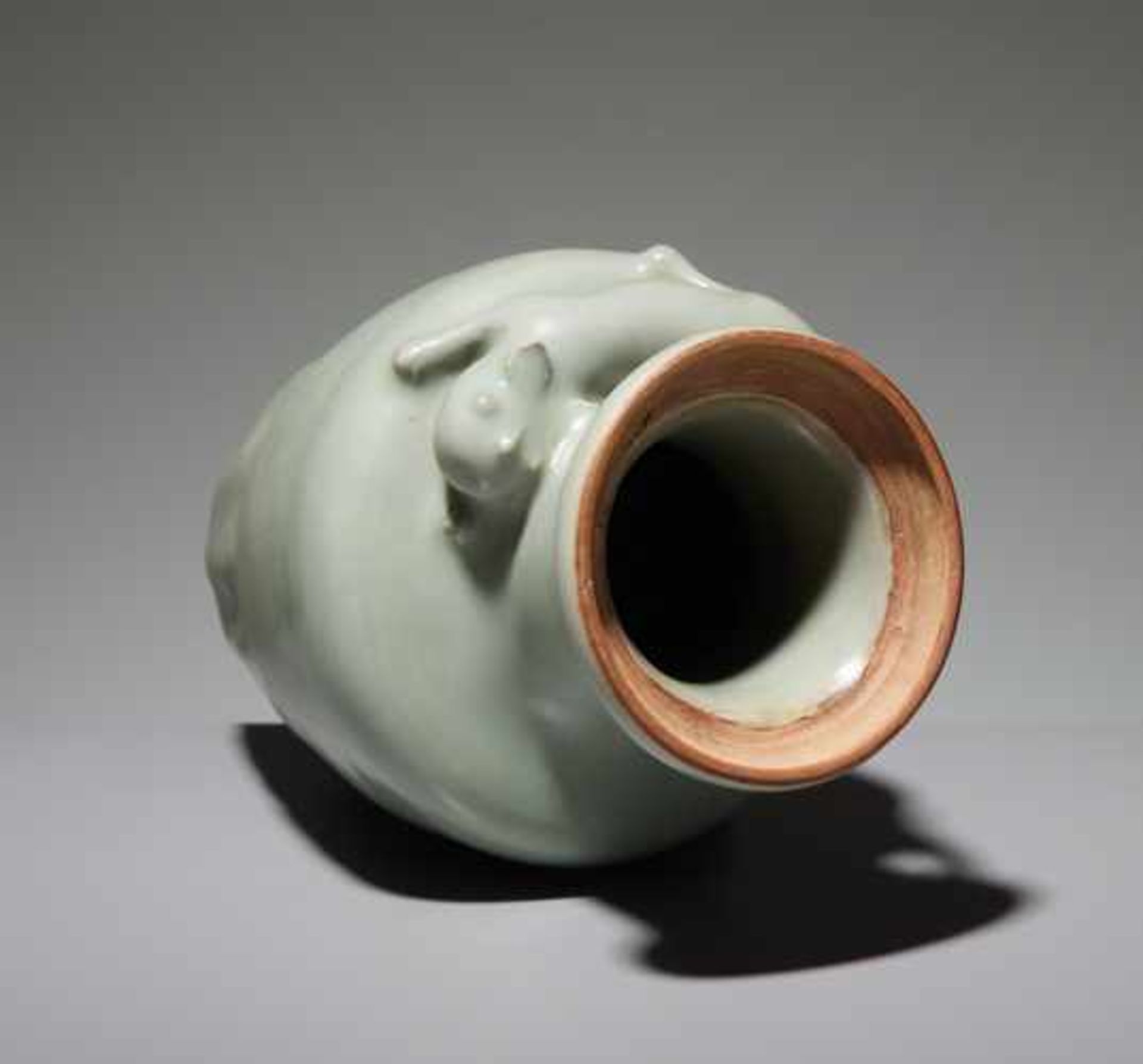 VASE MIT VOLLPLASTISCHER KATZE Glasierte Keramik. China, Yuan bis Ming-Dynastie Sehr seltene, - Image 5 of 7