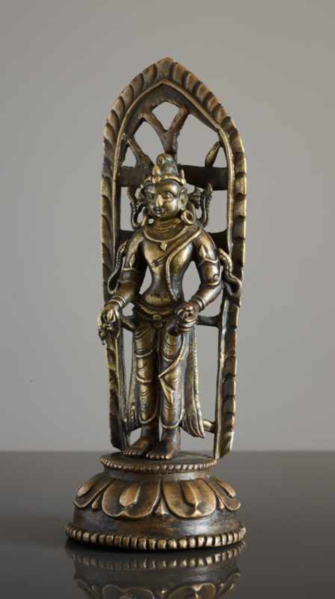 DER URBUDDHA VAJRASATTVA Bronze. Westlicher Himalaya, ca. 12. Jh. In dieser außerordentlich frühen - Image 3 of 7