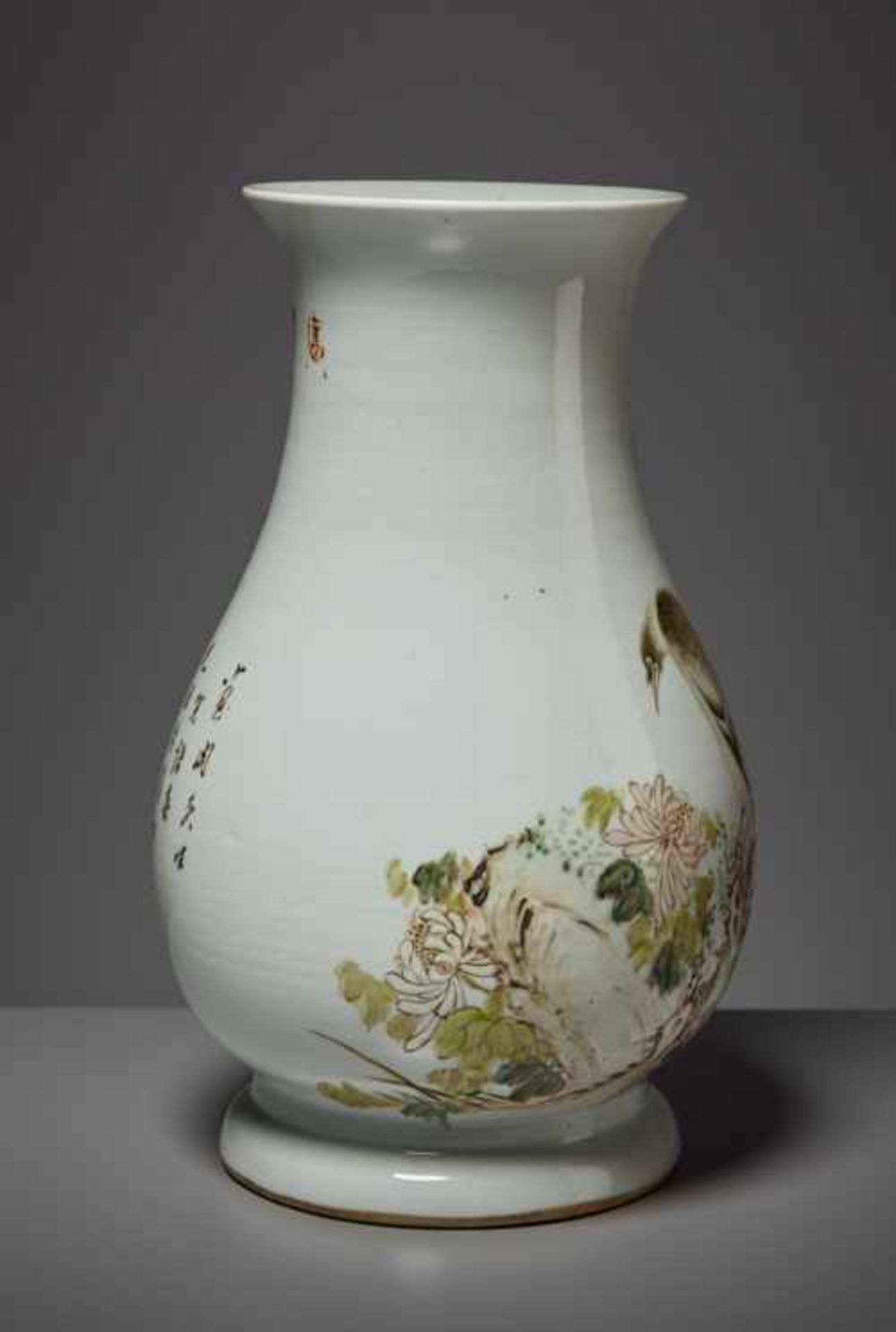 VASE MIT RAUBVOGEL Porzellan. China, Qing, Guangxu bis Republik, ca. 19.Jh. – Anfang 20. Jh. - Image 4 of 8