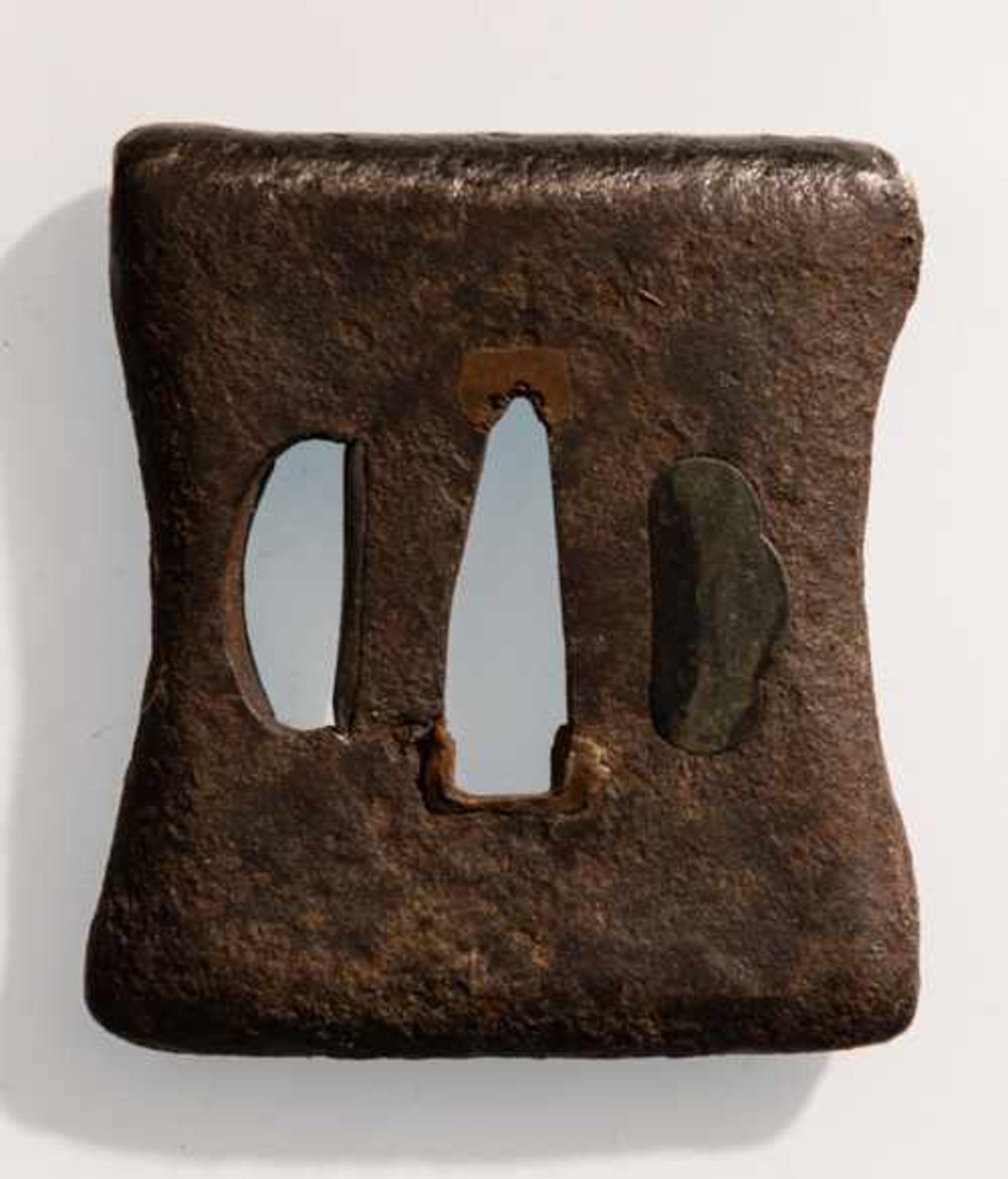 TSUBA EINES SCHERTSCHMIEDES Eisen. Japan, 17. bis 18. Jh. (oder früher) Quadratische Form mit nach