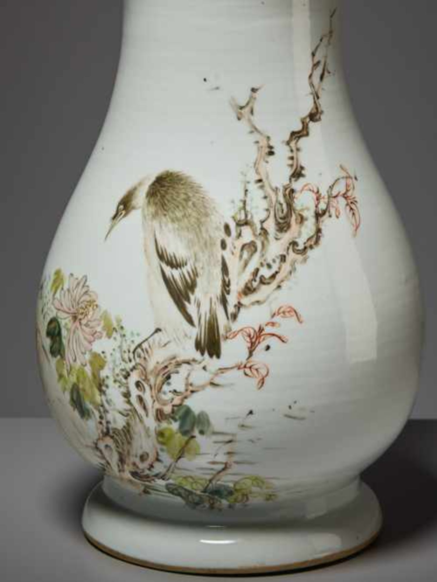 VASE MIT RAUBVOGEL Porzellan. China, Qing, Guangxu bis Republik, ca. 19.Jh. – Anfang 20. Jh. - Image 7 of 8