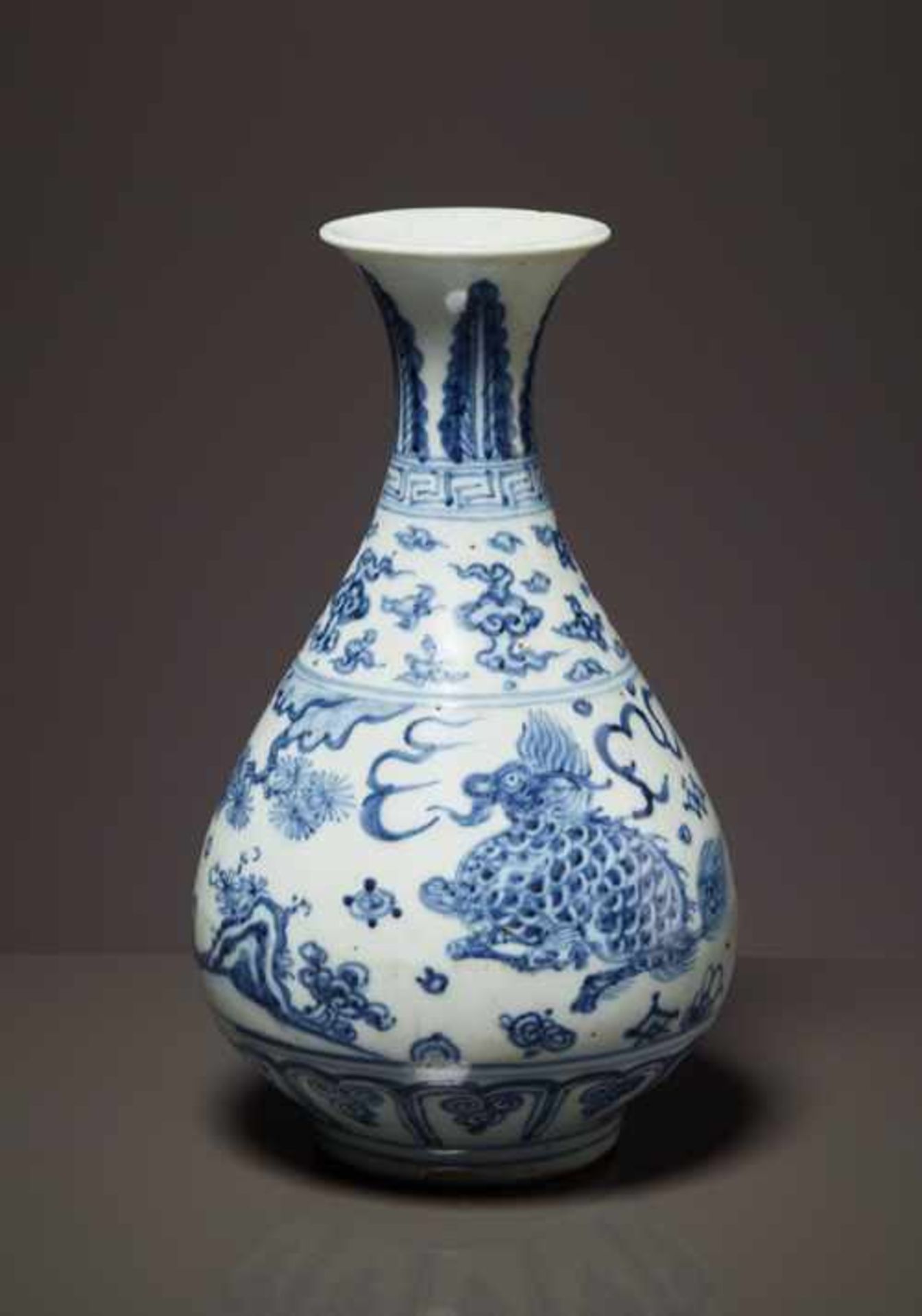 VASE MIT QILIN Blauweiß-Porzellan. China, Qing-Dynastie, ca. 19.Jh. – Anfang 20. Jh. Kleine - Image 3 of 7