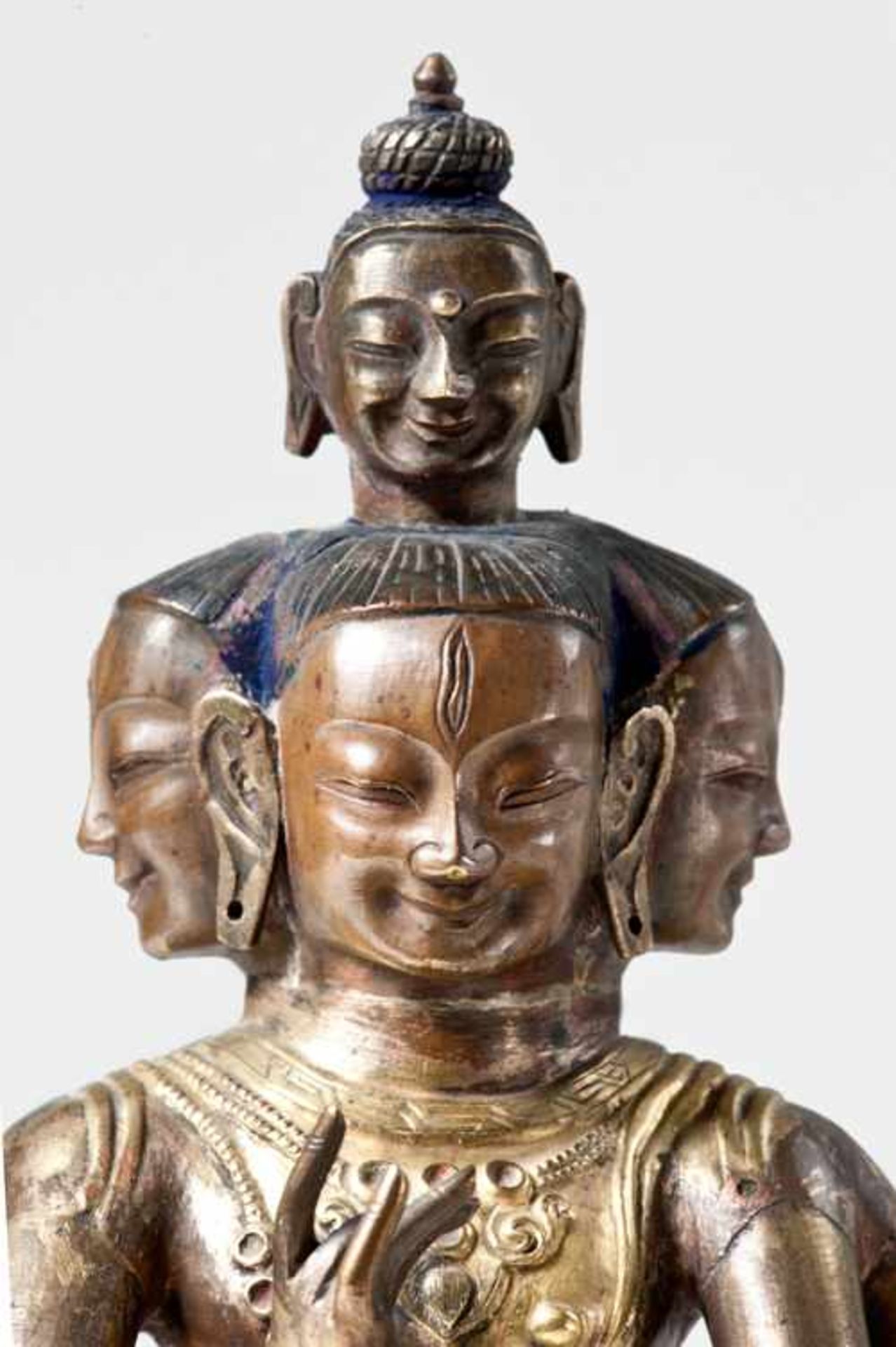 DREIKÖPFIGER BODHISATTVA MIT DEM KOPF DES BUDDHA Feuervergoldete Bronze. Sinomongolisch, 18. Jh. - Image 6 of 8