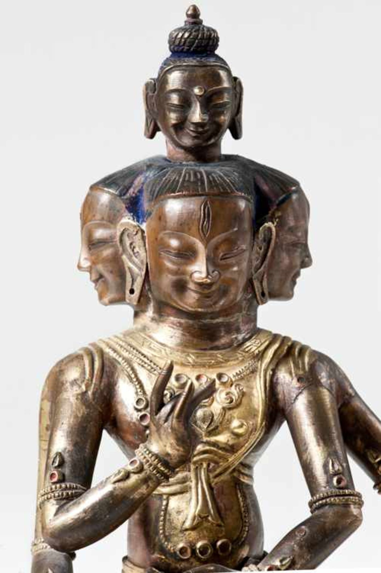 DREIKÖPFIGER BODHISATTVA MIT DEM KOPF DES BUDDHA Feuervergoldete Bronze. Sinomongolisch, 18. Jh. - Image 8 of 8