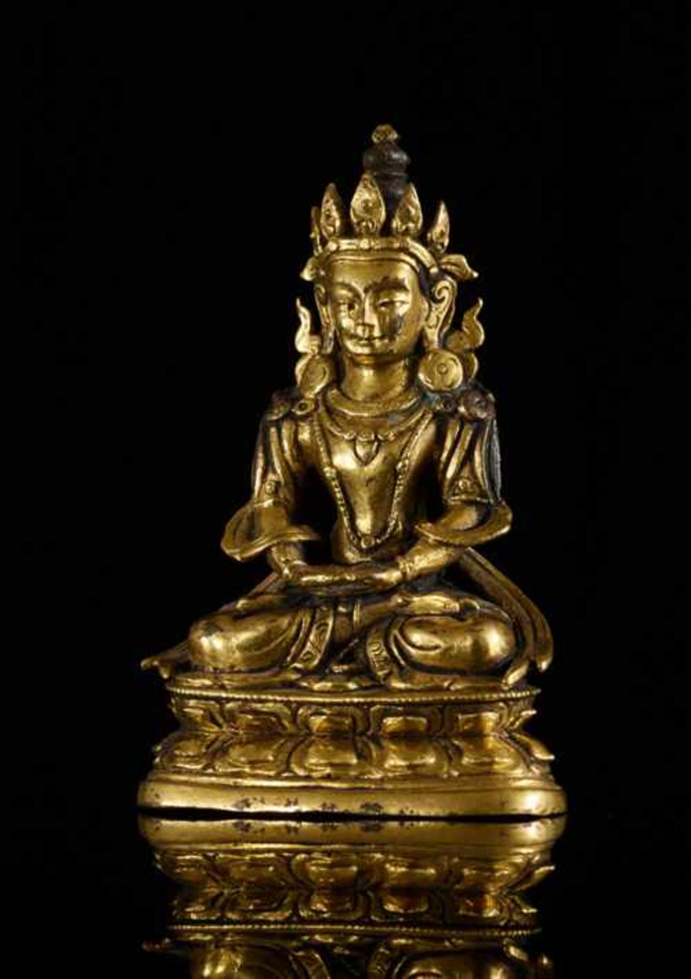 DER LANGLEBENSBUDDHA AMITAYUS Feuervergoldete Bronze. Sinotibetisch, 18. Jh. Amitayus ist eine - Image 2 of 6