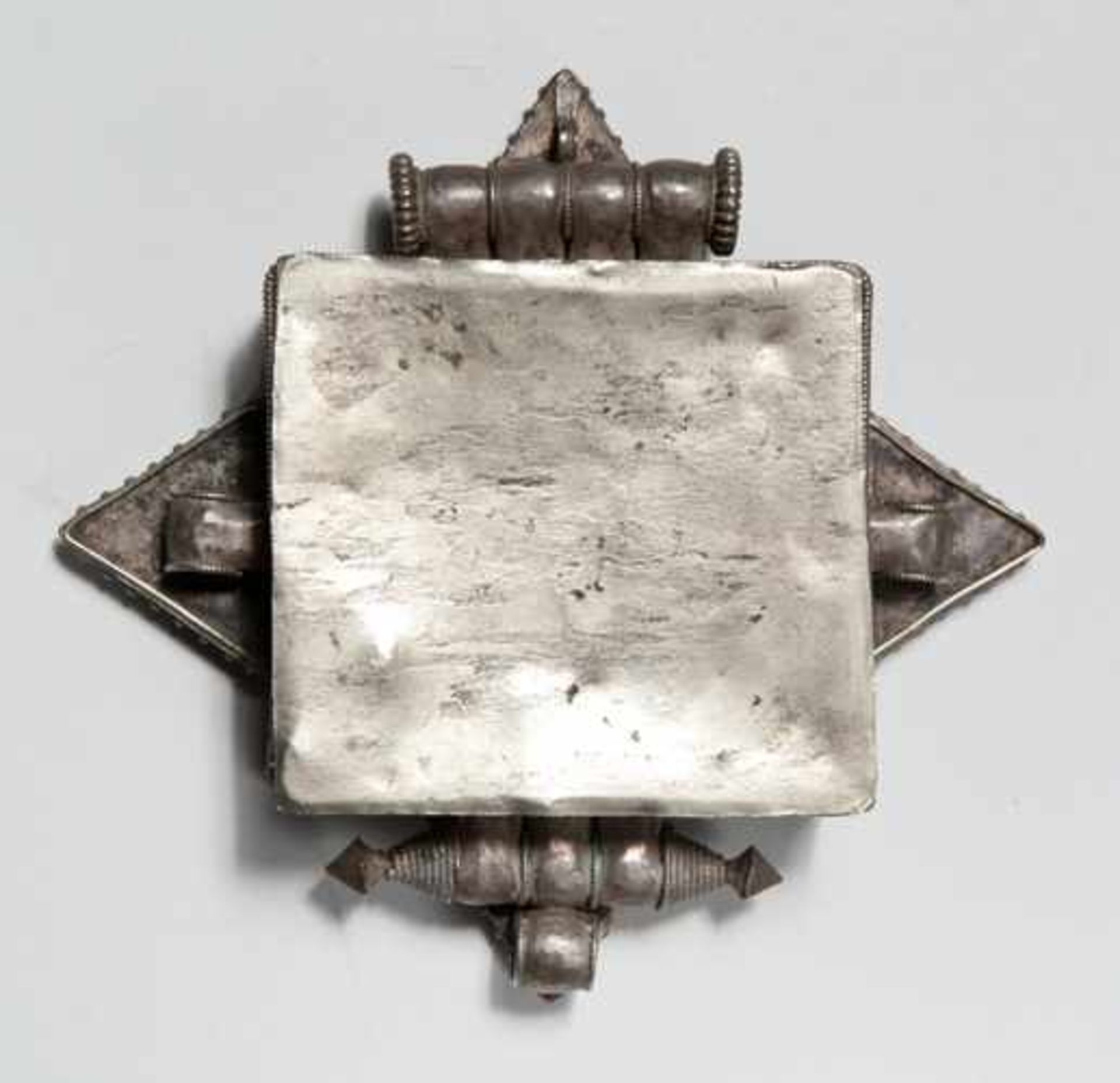 GAU (AMULETT) Silber, Vergoldung, Türkise. Tibet, 19. Jh. Sehr wirkungsvoll gestalteter Gau mit - Image 2 of 4