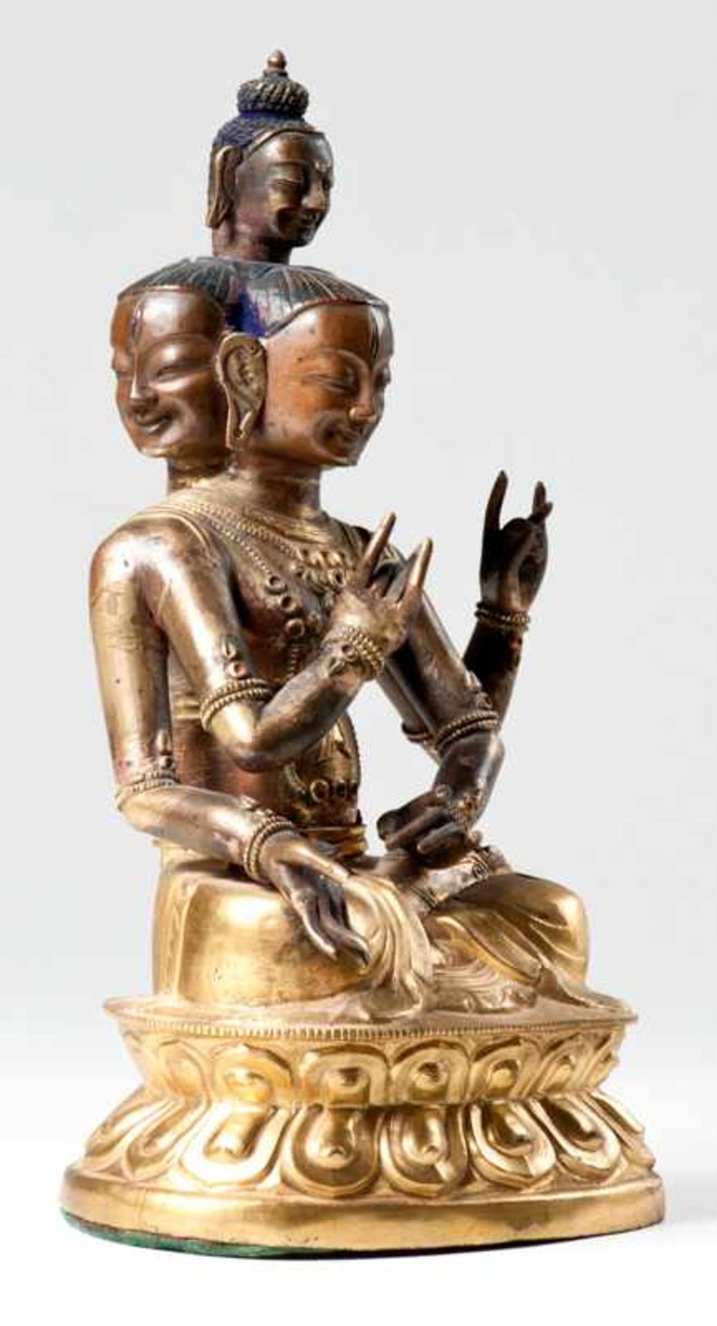 DREIKÖPFIGER BODHISATTVA MIT DEM KOPF DES BUDDHA Feuervergoldete Bronze. Sinomongolisch, 18. Jh. - Image 5 of 8