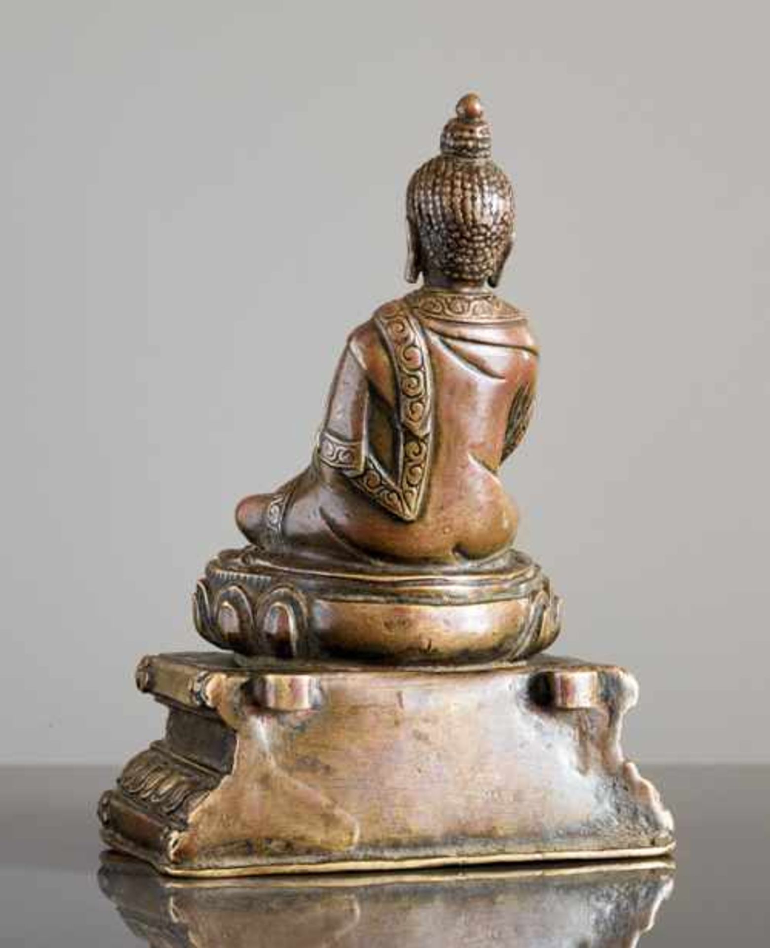 AUF THRON SITZENDER BUDDHA AKSHOBHYA Bronze. Tibet, ca. 16. Jh. Eine sehr fein gearbeitete - Image 5 of 6