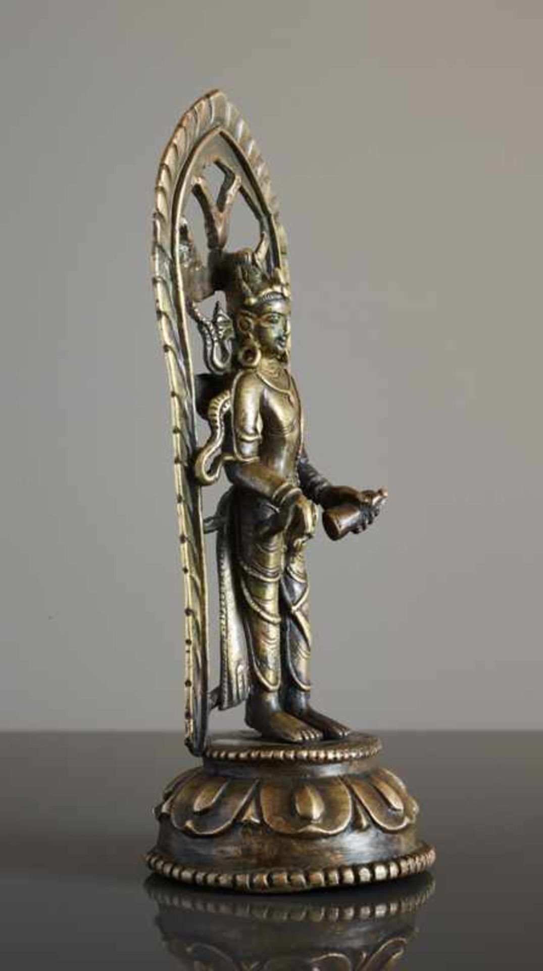 DER URBUDDHA VAJRASATTVA Bronze. Westlicher Himalaya, ca. 12. Jh. In dieser außerordentlich frühen - Image 4 of 7