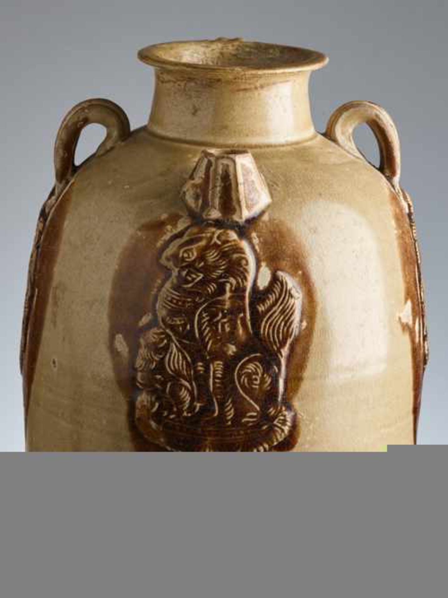 HENKELKANNE MIT RELIEFDEKORGlasierte Keramik. China, Tang, ca. 8. bis 9. Jh.Typische Changsha-Ware - Image 8 of 8