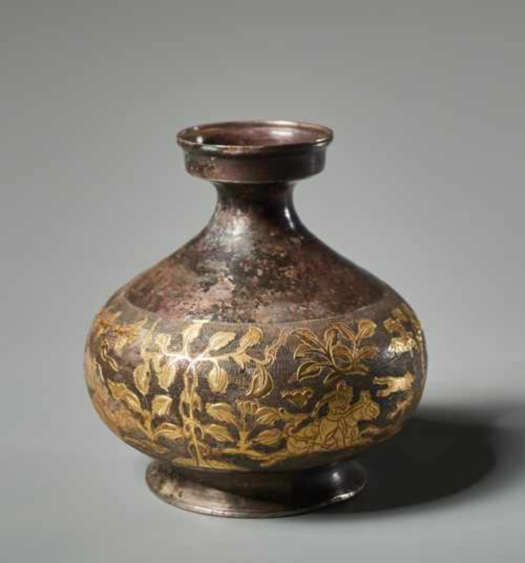 KLEINE VASE MIT JAGDSZENE Silber und Vergoldung. China, vermutlich Tang (618 - 907) Eine aparte - Image 4 of 6