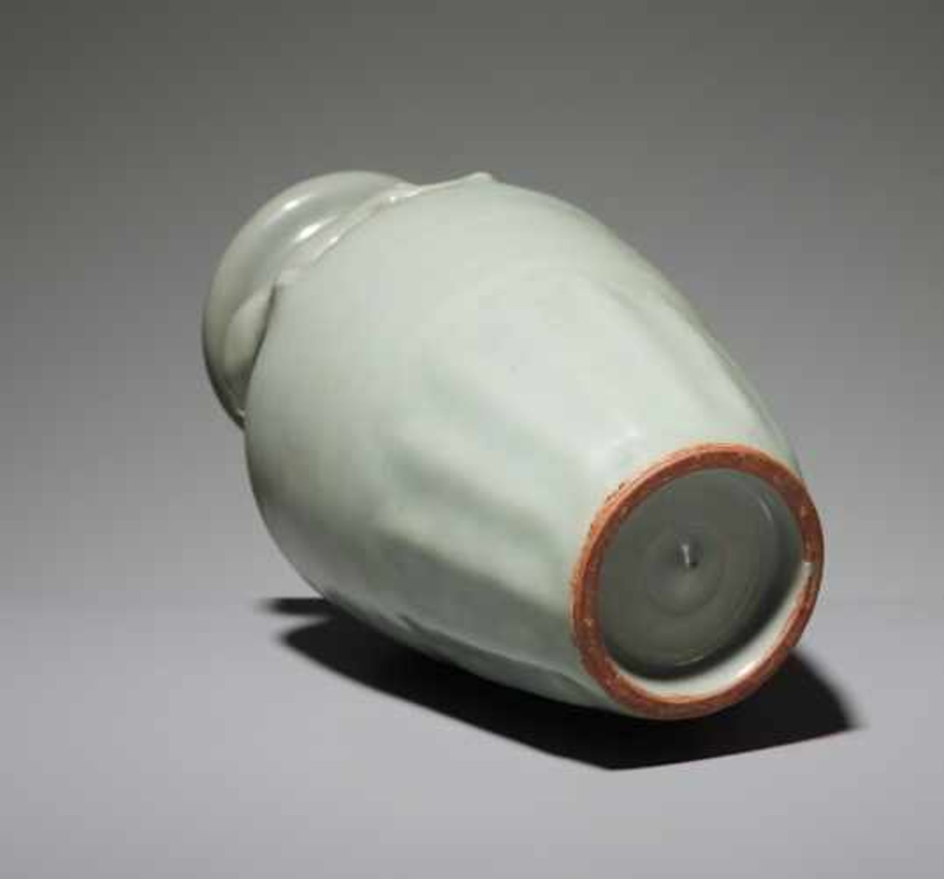 VASE MIT VOLLPLASTISCHER KATZE Glasierte Keramik. China, Yuan bis Ming-Dynastie Sehr seltene, - Image 6 of 7