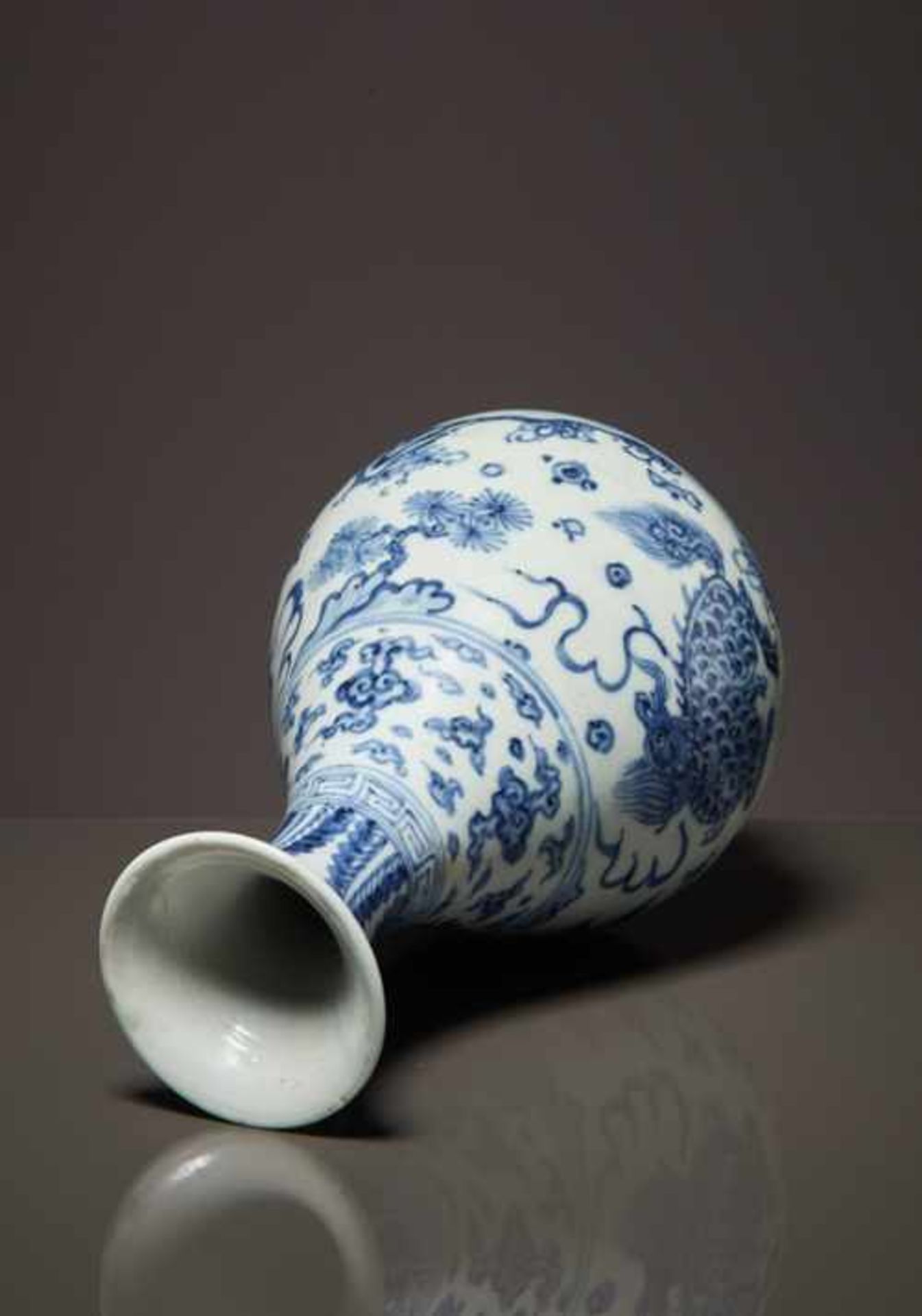 VASE MIT QILIN Blauweiß-Porzellan. China, Qing-Dynastie, ca. 19.Jh. – Anfang 20. Jh. Kleine - Image 5 of 7