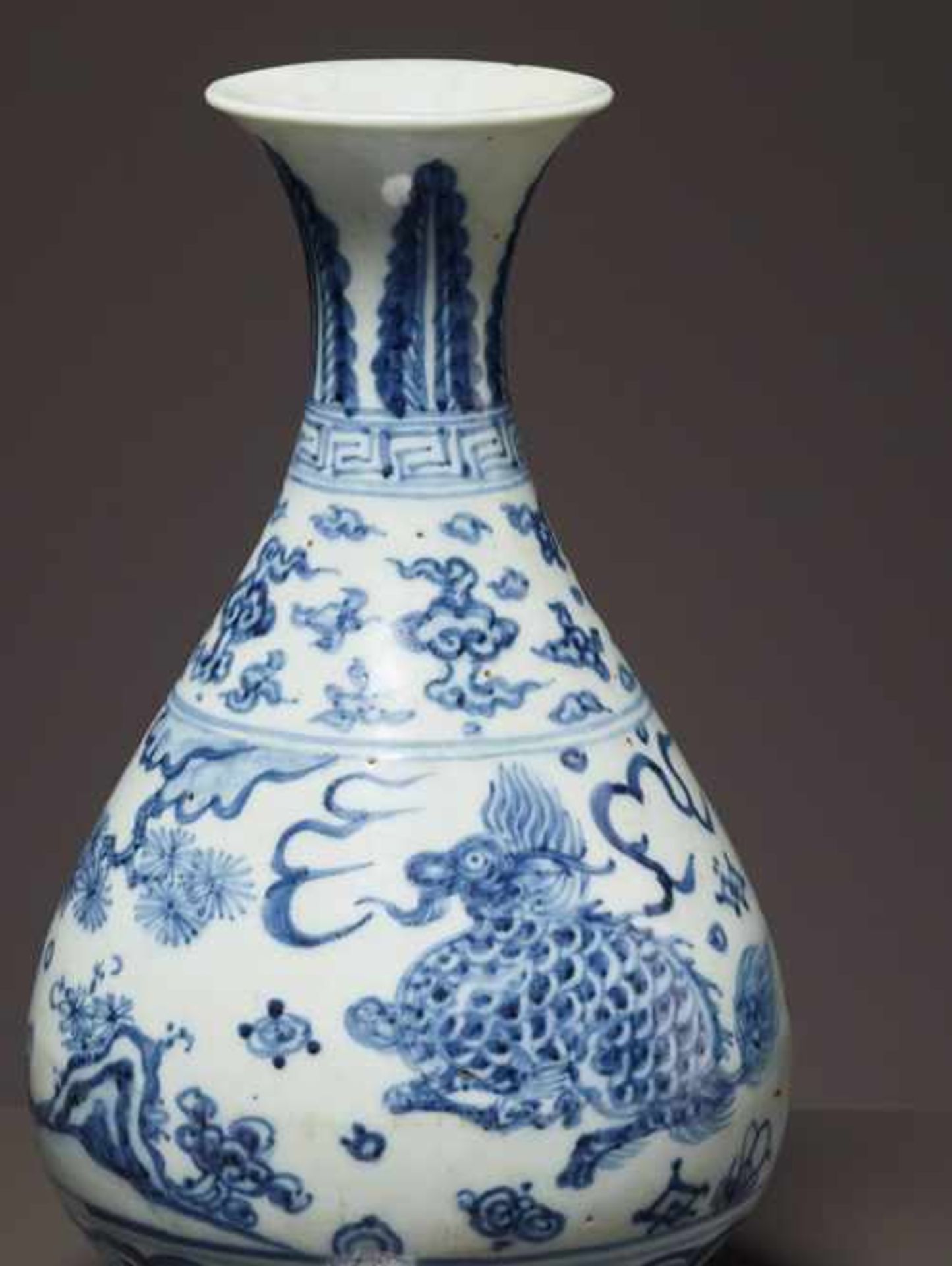 VASE MIT QILIN Blauweiß-Porzellan. China, Qing-Dynastie, ca. 19.Jh. – Anfang 20. Jh. Kleine - Image 7 of 7