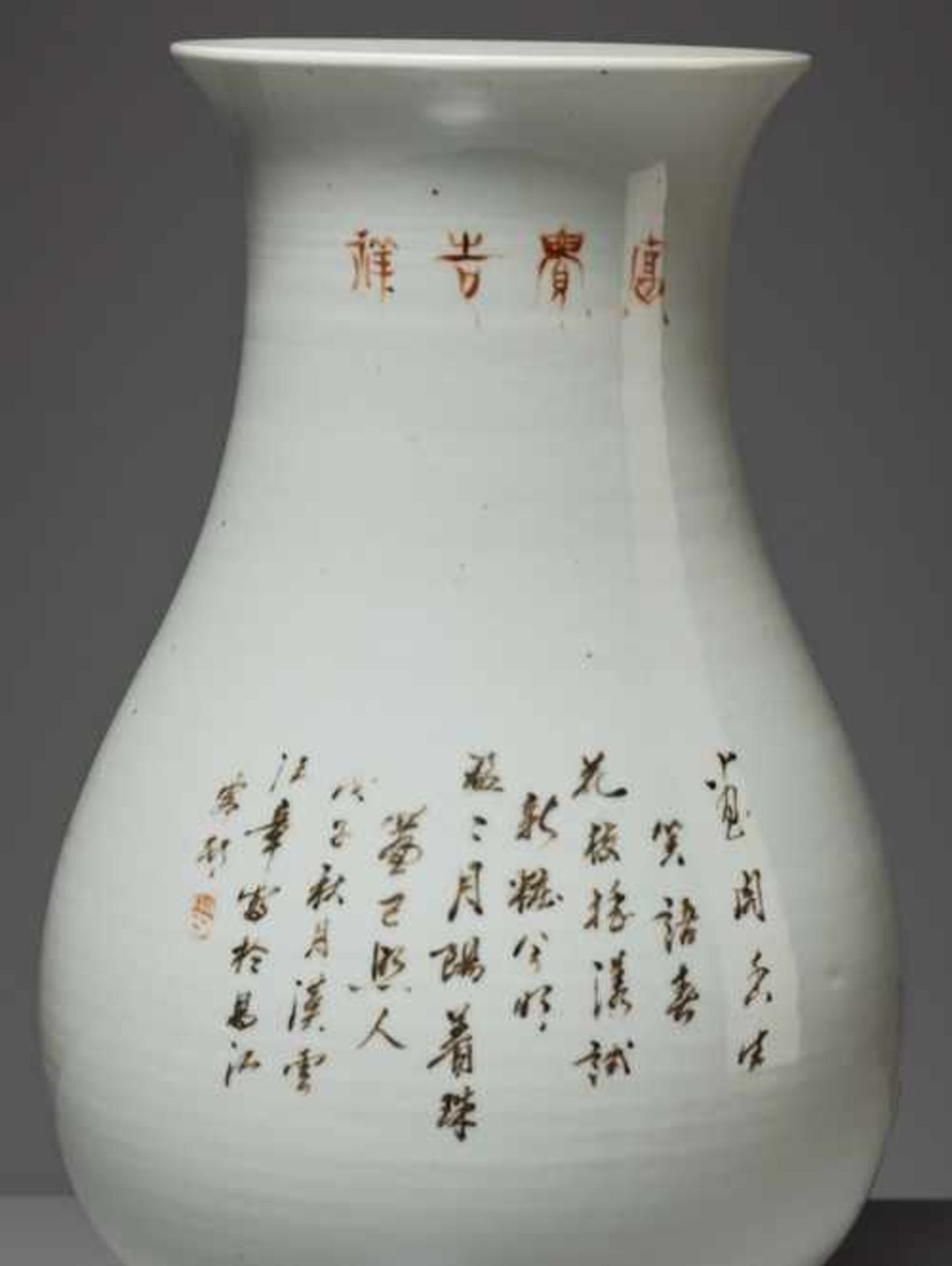 VASE MIT RAUBVOGEL Porzellan. China, Qing, Guangxu bis Republik, ca. 19.Jh. – Anfang 20. Jh. - Image 8 of 8