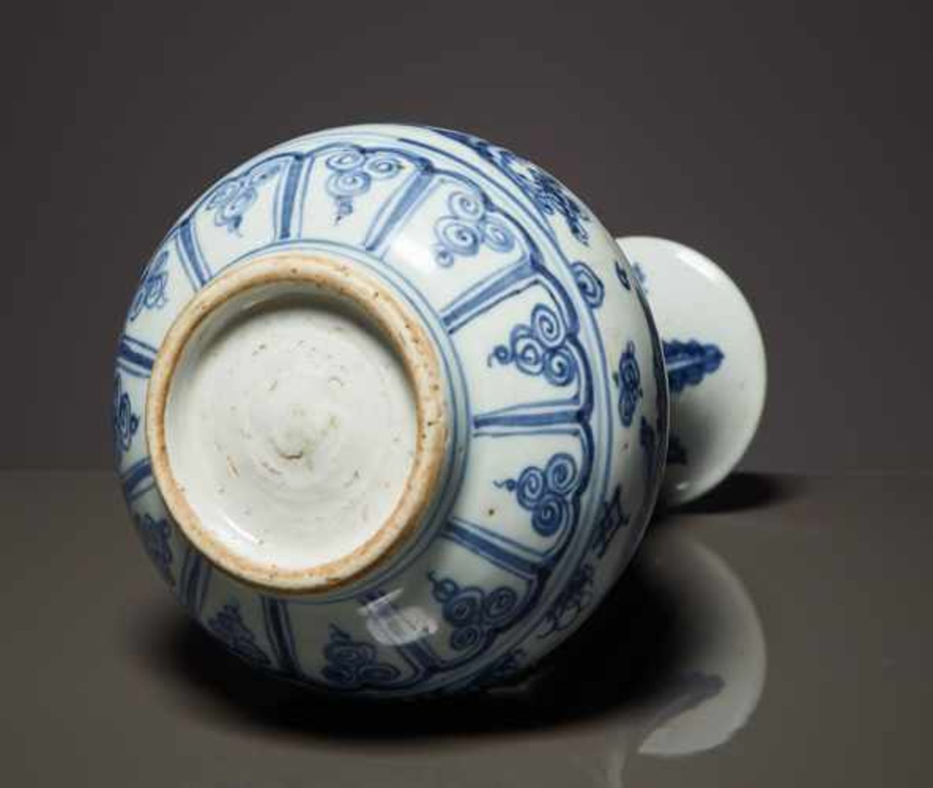 VASE MIT QILIN Blauweiß-Porzellan. China, Qing-Dynastie, ca. 19.Jh. – Anfang 20. Jh. Kleine - Image 6 of 7