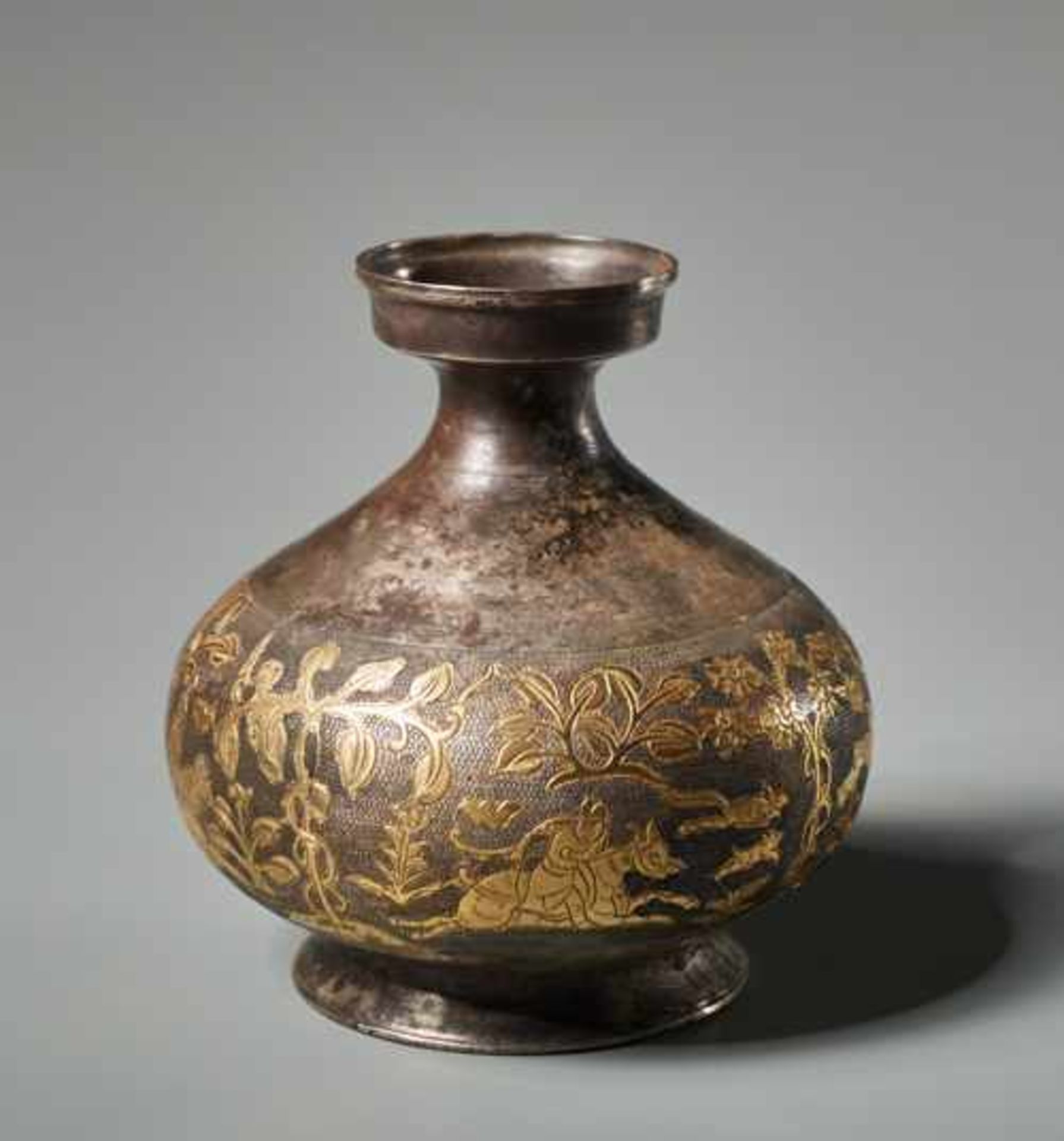 KLEINE VASE MIT JAGDSZENE Silber und Vergoldung. China, vermutlich Tang (618 - 907) Eine aparte