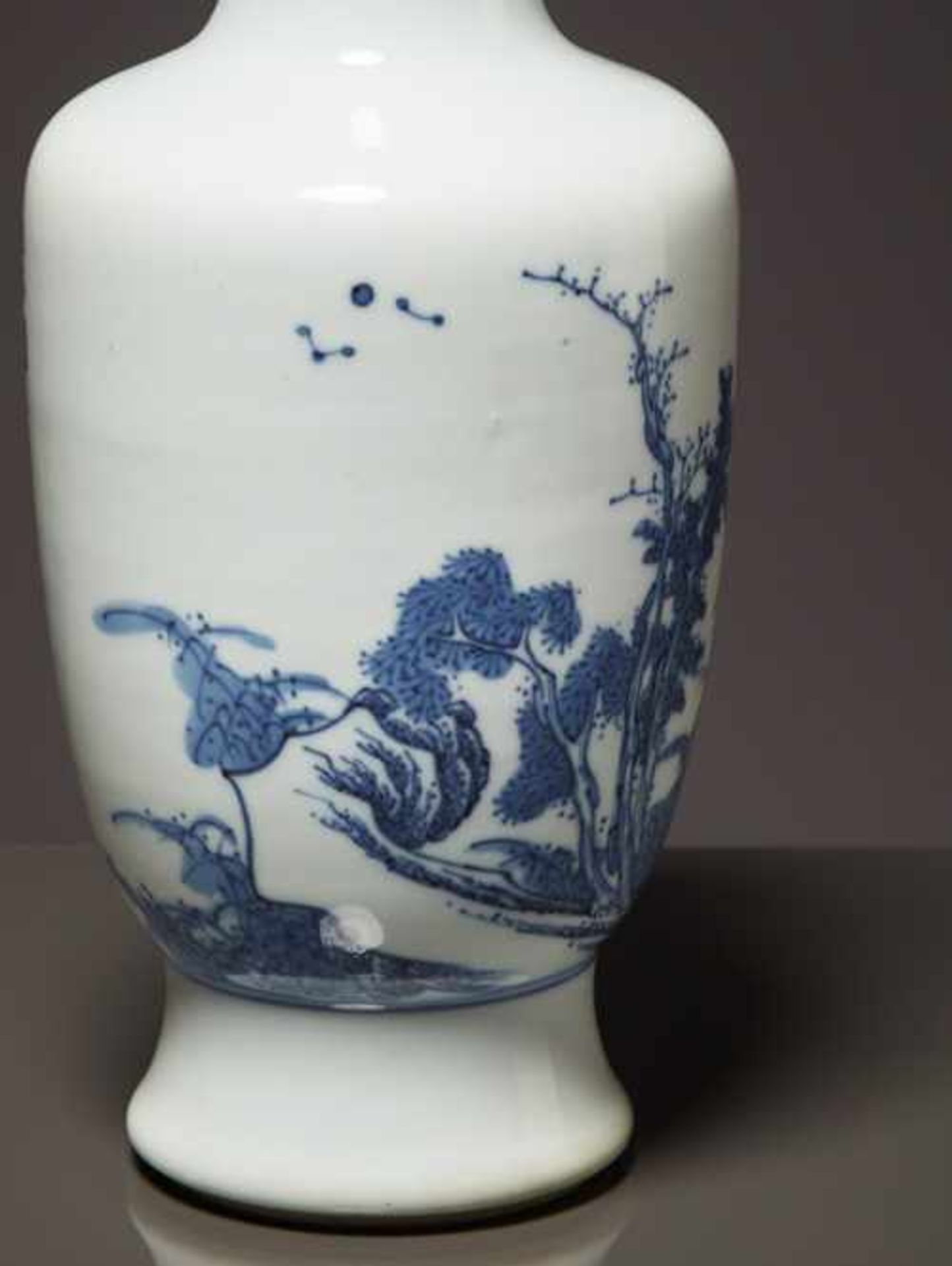 VASE MIT FISCHERKÄHNEN Blauweiß-Porzellan. China, späte Qing bis Republik, vermutlich 19. bis 1. - Image 5 of 8