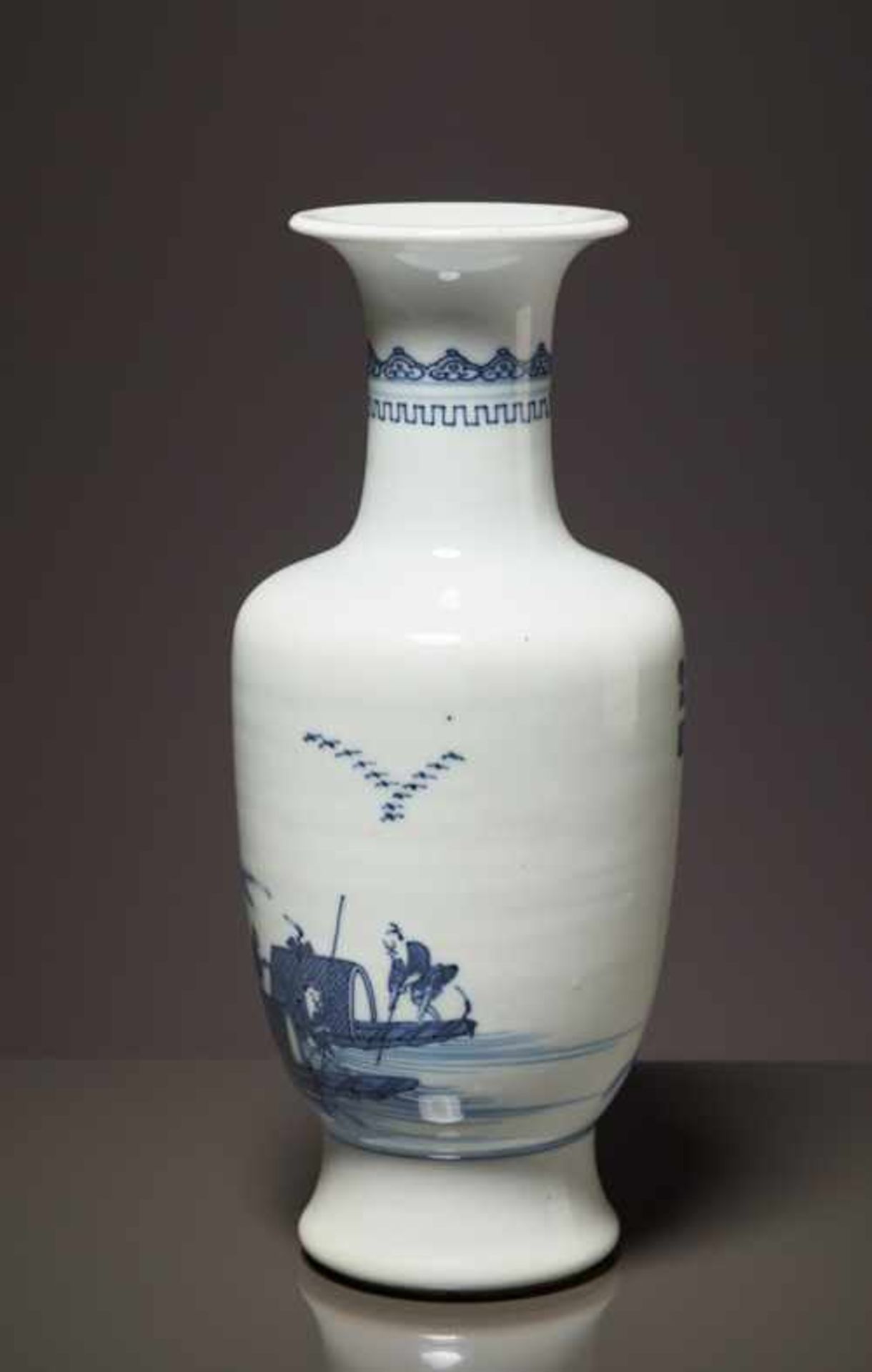 VASE MIT FISCHERKÄHNEN Blauweiß-Porzellan. China, späte Qing bis Republik, vermutlich 19. bis 1. - Image 3 of 8