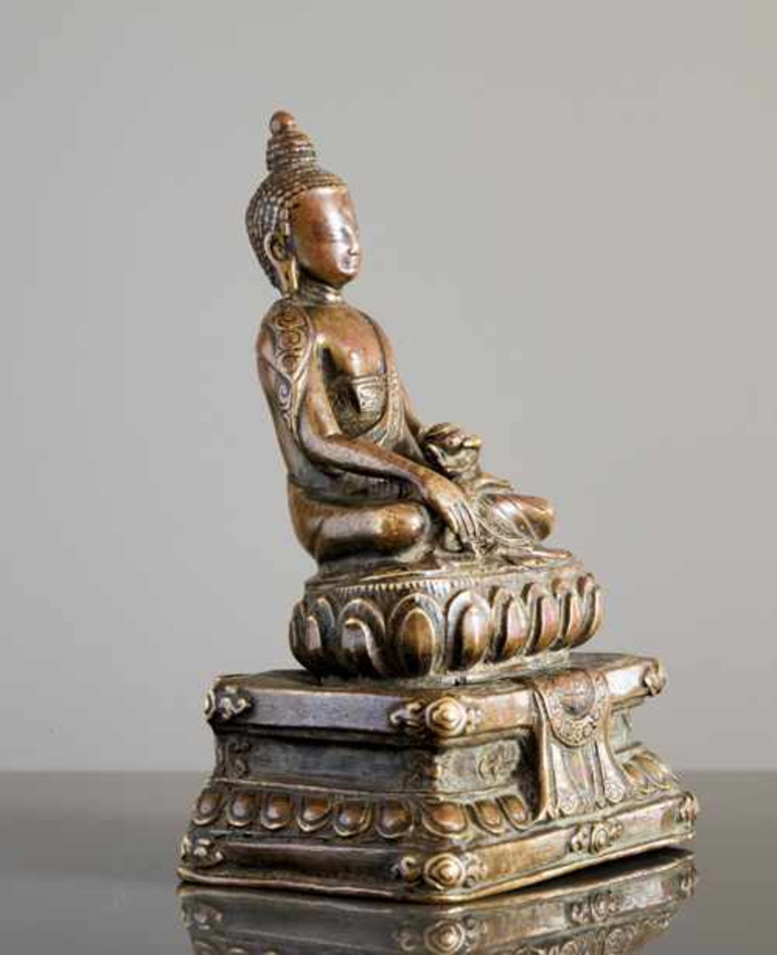 AUF THRON SITZENDER BUDDHA AKSHOBHYA Bronze. Tibet, ca. 16. Jh. Eine sehr fein gearbeitete - Image 4 of 6