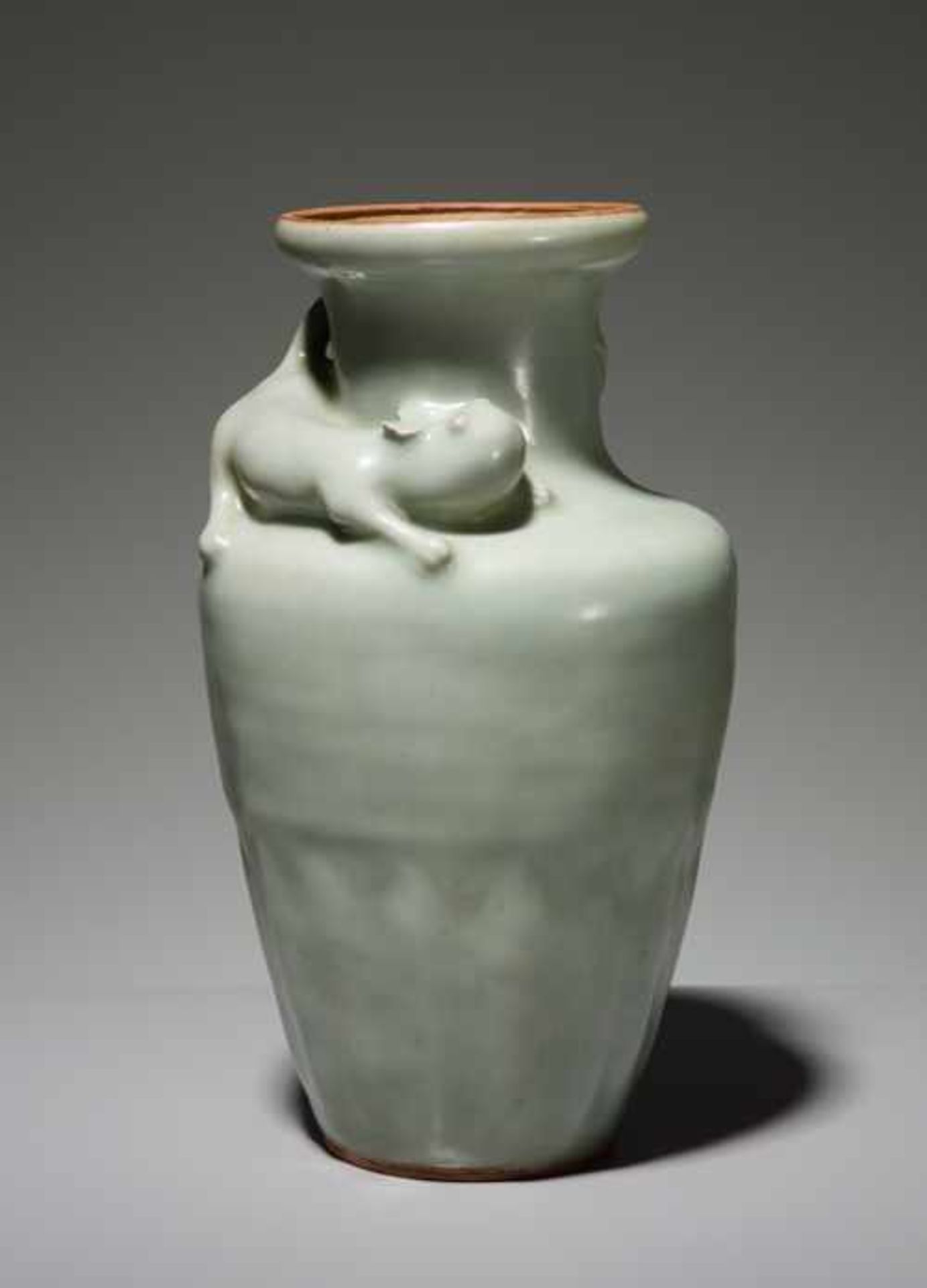 VASE MIT VOLLPLASTISCHER KATZE Glasierte Keramik. China, Yuan bis Ming-Dynastie Sehr seltene, - Image 2 of 7