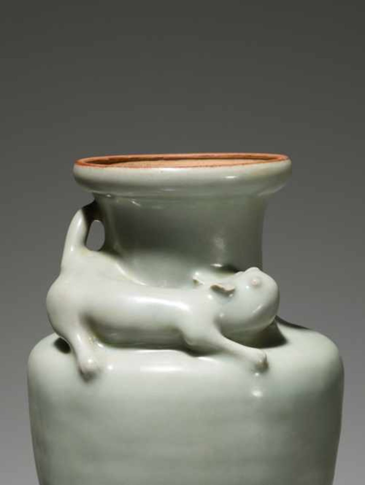 VASE MIT VOLLPLASTISCHER KATZE Glasierte Keramik. China, Yuan bis Ming-Dynastie Sehr seltene, - Image 7 of 7