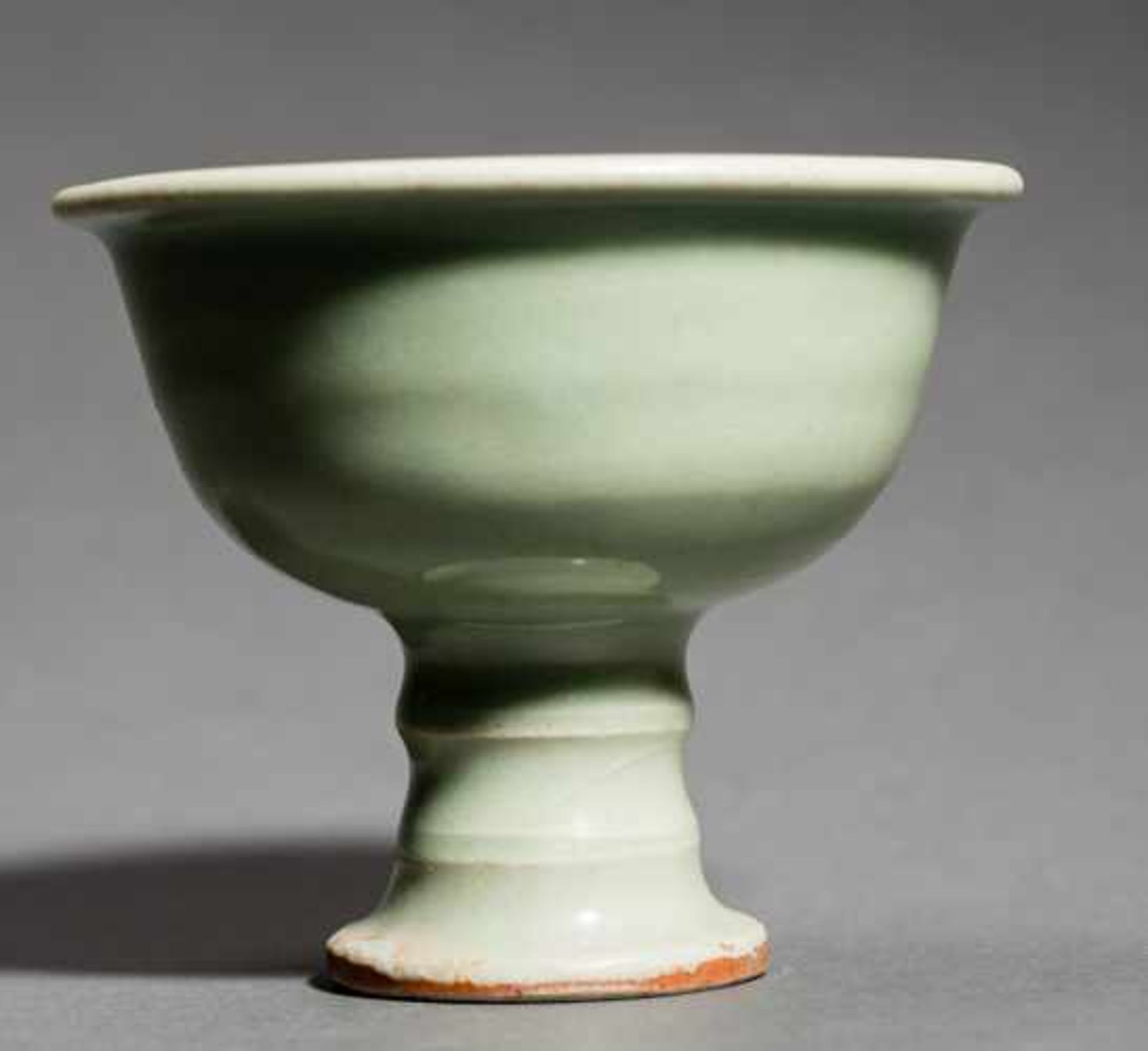 FUSSBECHER Glasierte Keramik. China, Yuan bis Ming-Dynastie (1368 – 1644) Dieser attraktive und - Image 3 of 5